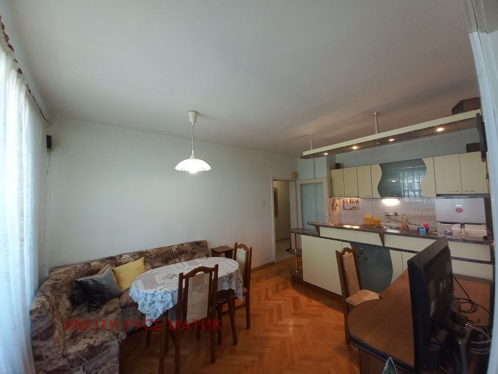 Хол с кухненски бокс в апартамент в края на Алеи Възраждане