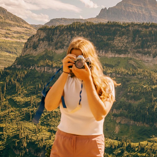 Mujer sujetando una camara analojica