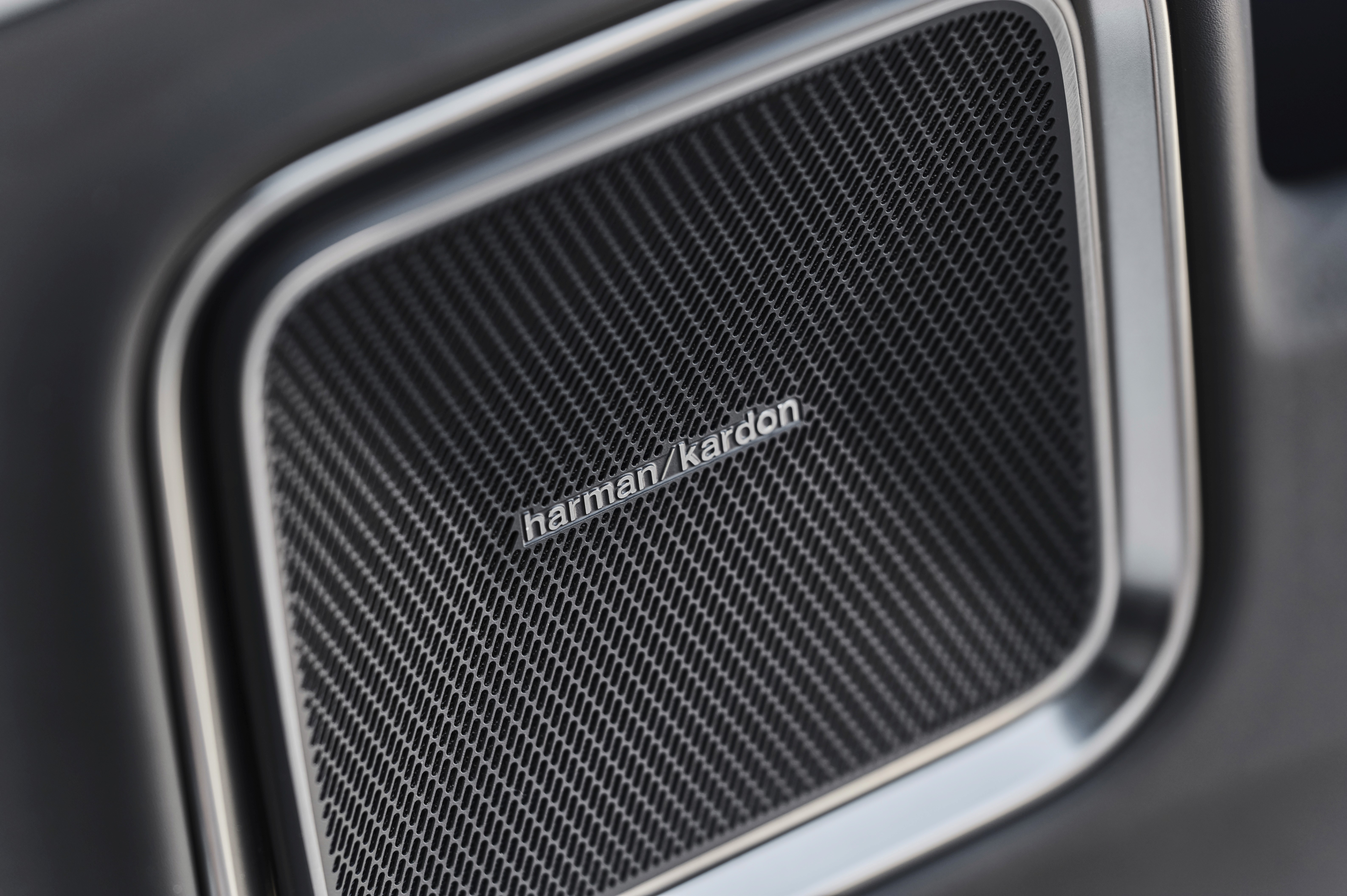 Détail du système audio Harman Kardon de la Polestar 4 avec grille de haut-parleur premium