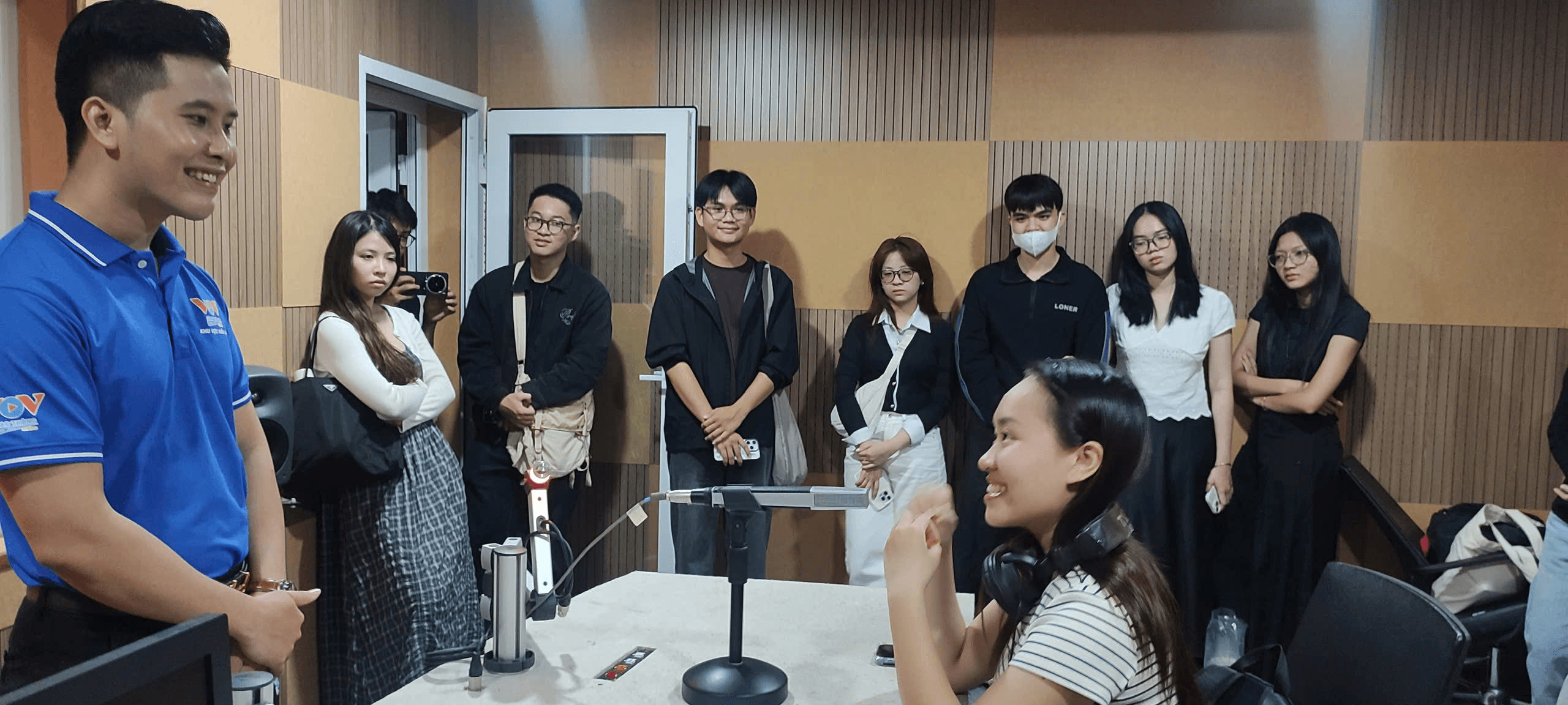 Sinh viên HSU trải nghiệm hậu trường VOV, học làm phát thanh chuyên nghiệp