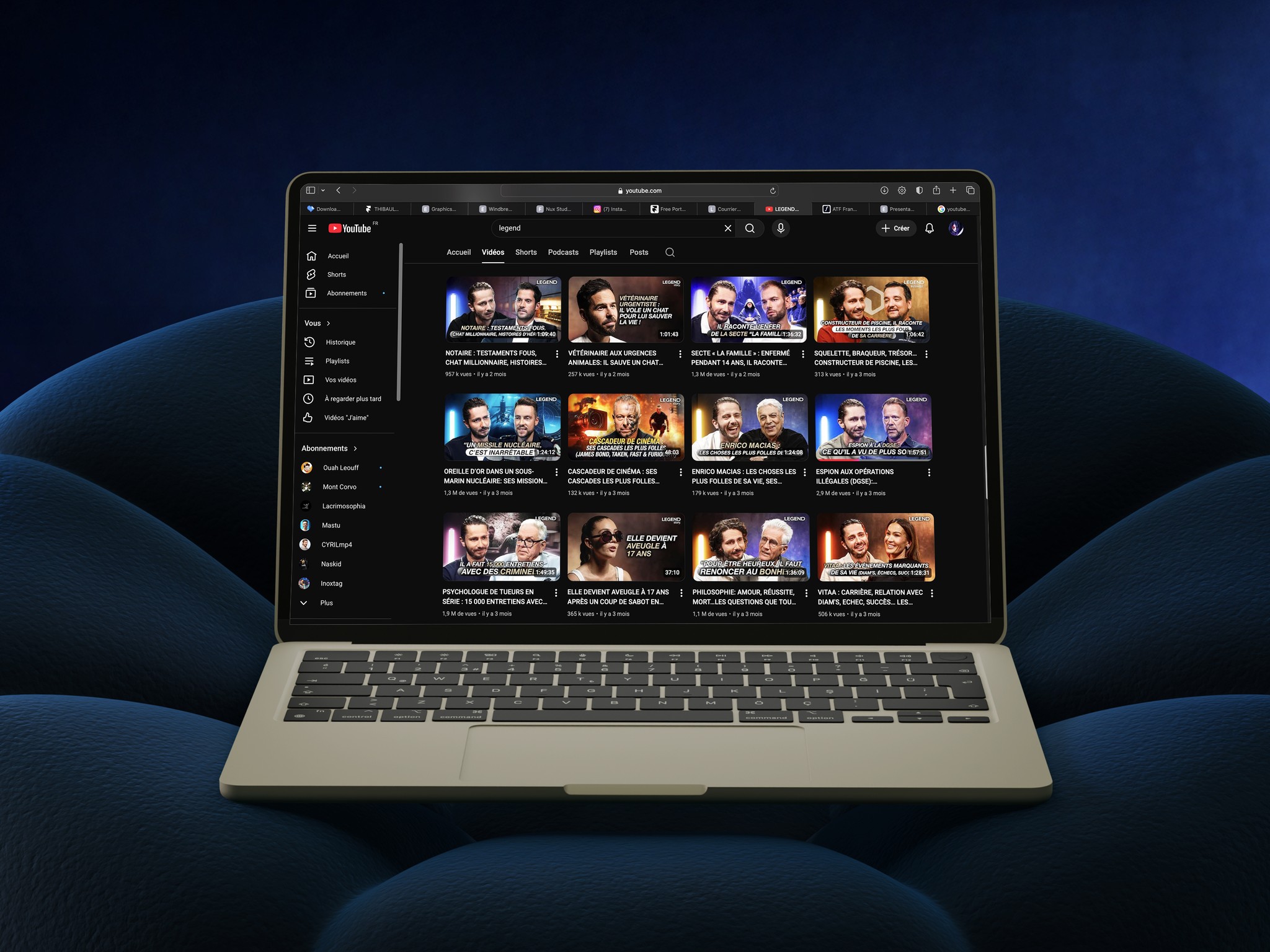 Nouveau logo élégant pour 'Villa Wassim Marrakech' créé par Nux-Studio dans le cadre d'un rebranding de luxe. Le logo présente un design minimaliste : une silhouette stylisée et fluide, évoquant l'élégance du cheval ou une calligraphie arabe subtile, affichée en couleur or pâle ou beige clair. Le nom 'VILLA WASSIM' est écrit en majuscules avec une police Serif classique et raffinée, surmontant 'Marrakech' en police plus fine. Le fond est un noir profond ou bleu nuit. Ce visuel illustre le travail de direction artistique et de branding de luxe pour le secteur de l'hôtellerie haut de gamme.