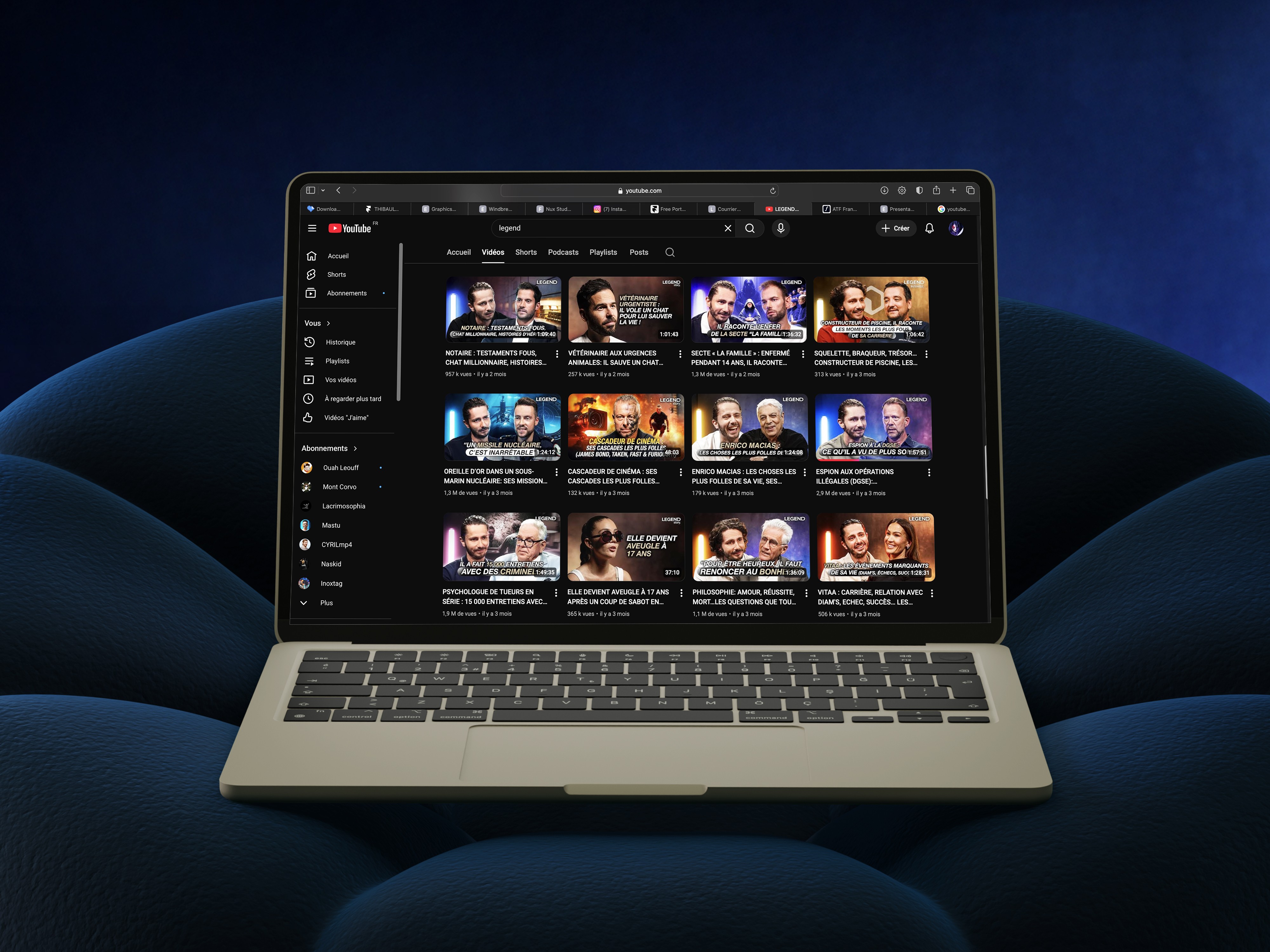 Nouveau logo élégant pour 'Villa Wassim Marrakech' créé par Nux-Studio dans le cadre d'un rebranding de luxe. Le logo présente un design minimaliste : une silhouette stylisée et fluide, évoquant l'élégance du cheval ou une calligraphie arabe subtile, affichée en couleur or pâle ou beige clair. Le nom 'VILLA WASSIM' est écrit en majuscules avec une police Serif classique et raffinée, surmontant 'Marrakech' en police plus fine. Le fond est un noir profond ou bleu nuit. Ce visuel illustre le travail de direction artistique et de branding de luxe pour le secteur de l'hôtellerie haut de gamme.