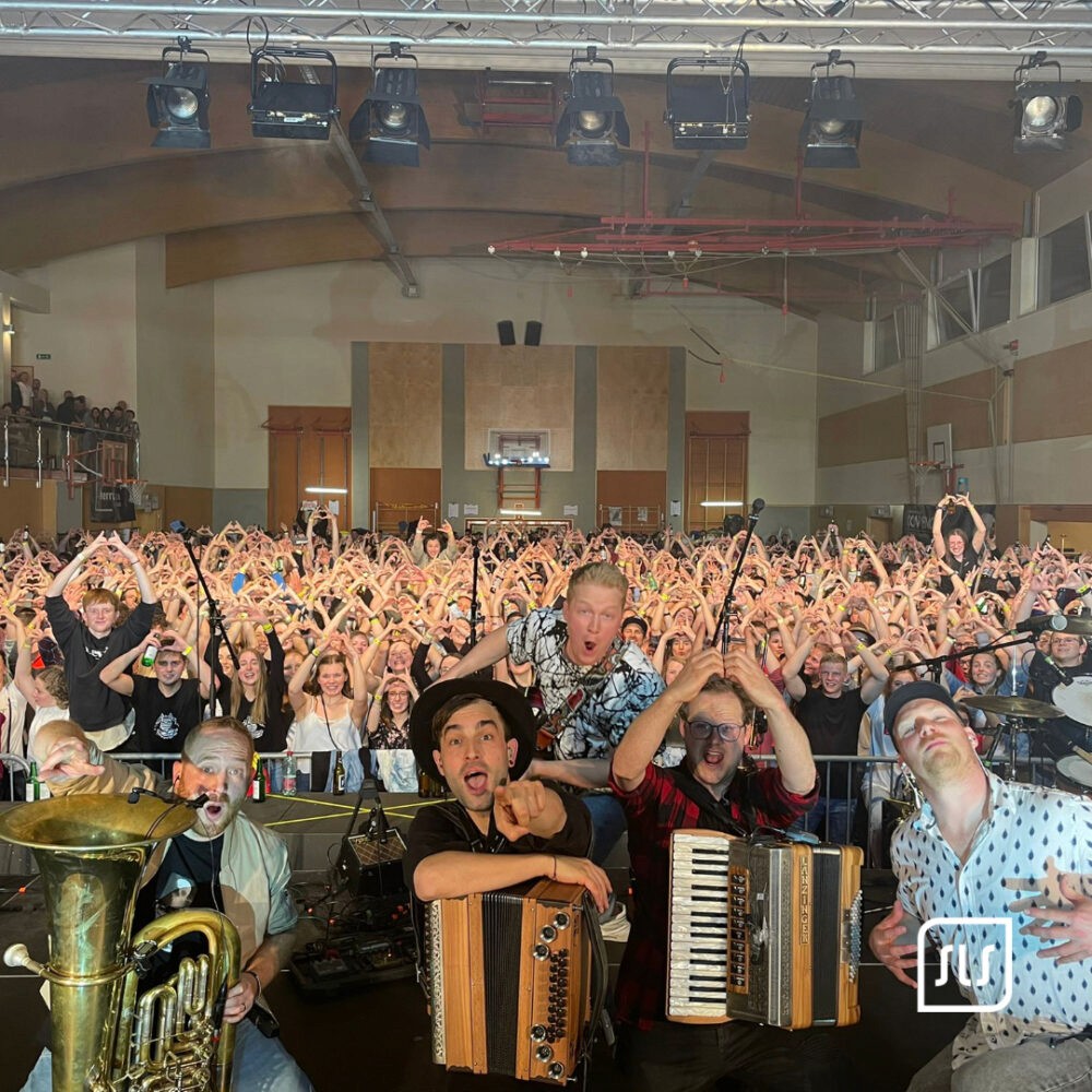 Konzertfeeling, Bühnenfotos, Menschen jubelnd