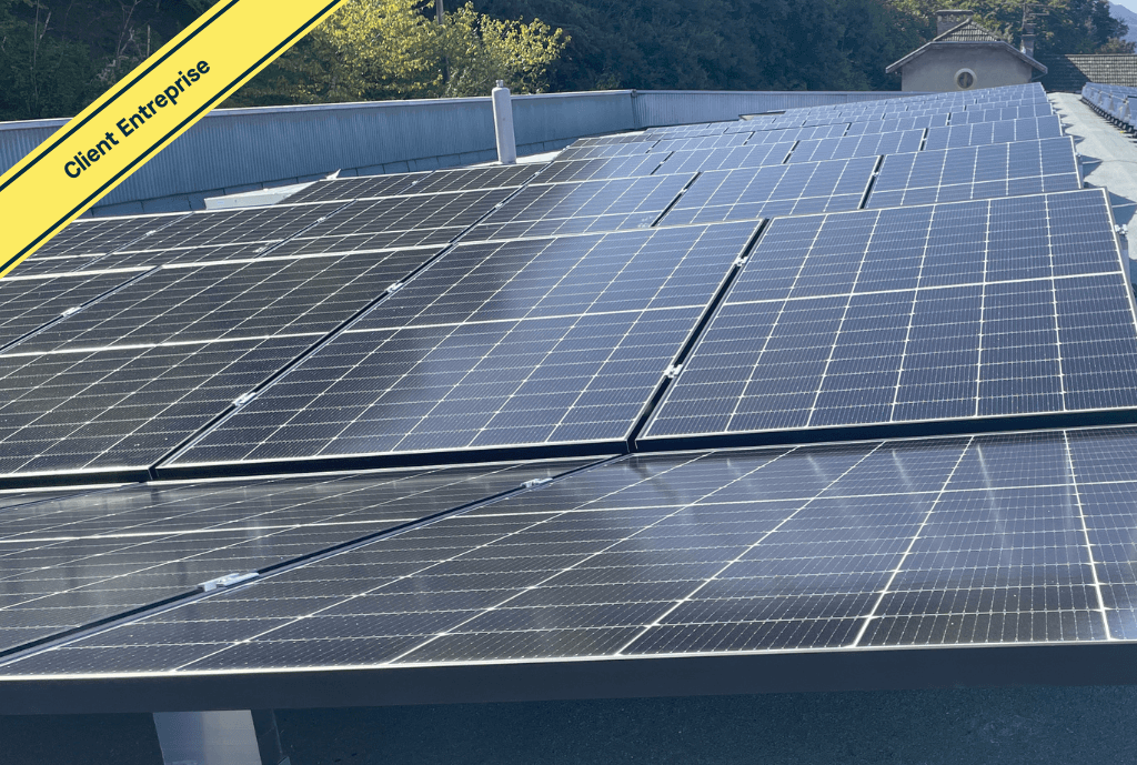 Photo d'un gymnase à Villard Bonnot en France équipée de panneaux photovoltaïques dont l'installation a été faite par Solarock.