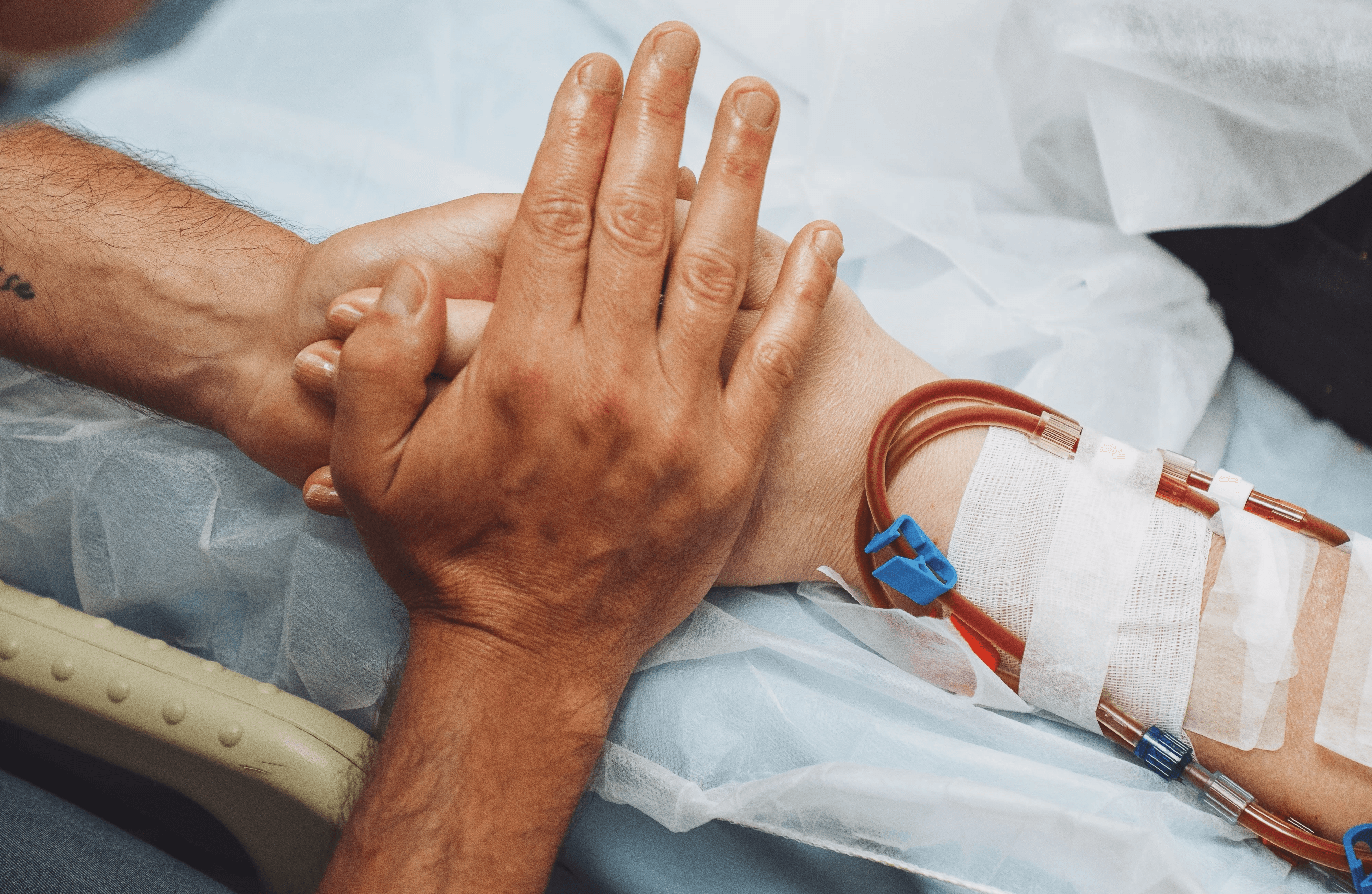 Bras de patient en cours de dialyse avec cathéter et pansement