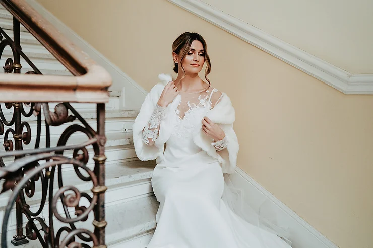 Dramatisches Fit-and-Flare-Brautkleid, das vor den edlen Interieurs des Nassauer Hofs perfekt zur Geltung kommt.