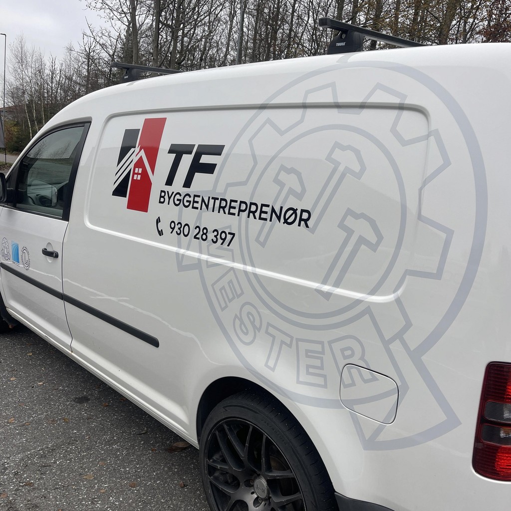 Byggmesterbil parkert ved byggeprosjekt i Larvik