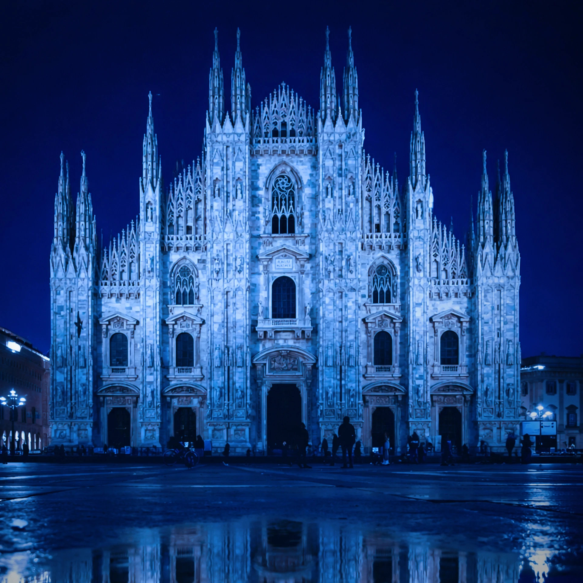 Duomo di Milano illuminato di notte.