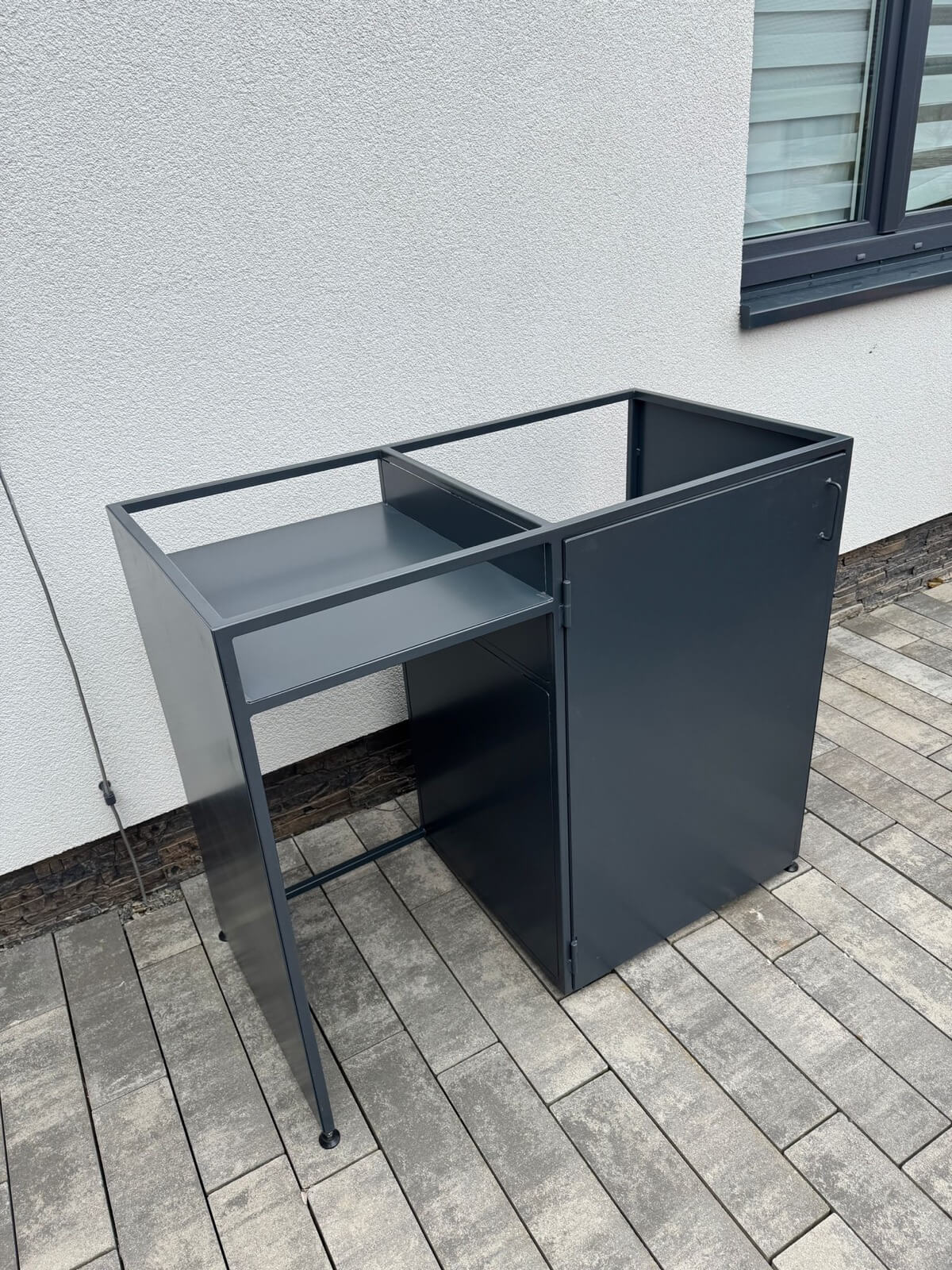 Venkovní kuchyně – prostor pro lednici, koš a pizza troubu