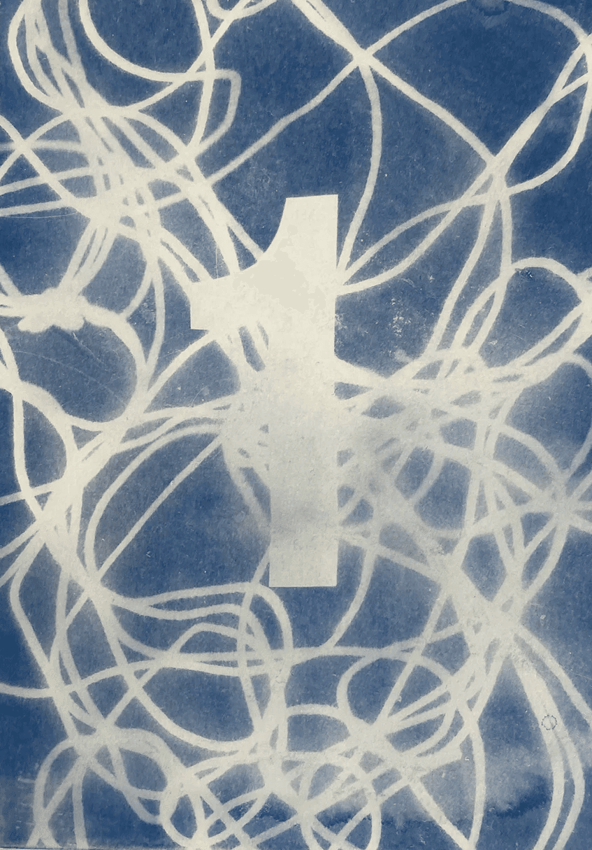 Serie von analogen Blaudrucken auf Aquarellpapier, Designprojekt zur Untersuchung von Unschärfe und Kontrast in der Cyanotypie.