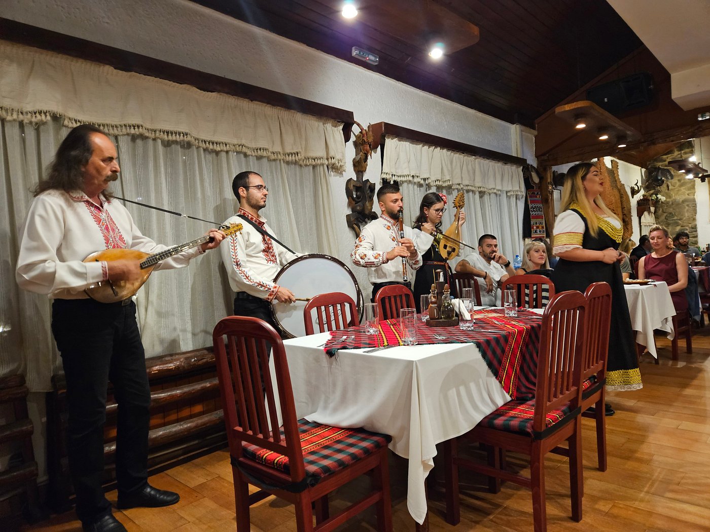 Vodenitsata playing during dinner