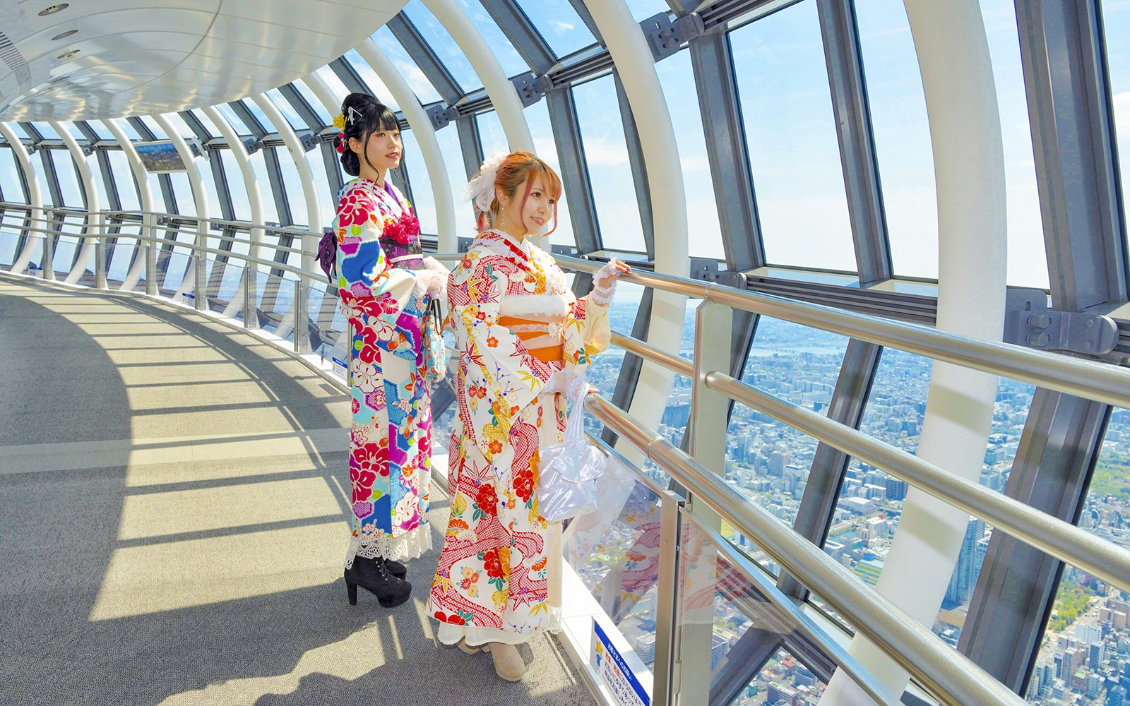 Vista de la Torre Skytree de Tokio con turistas en kimonos tradicionales, destacando la experiencia cultural.