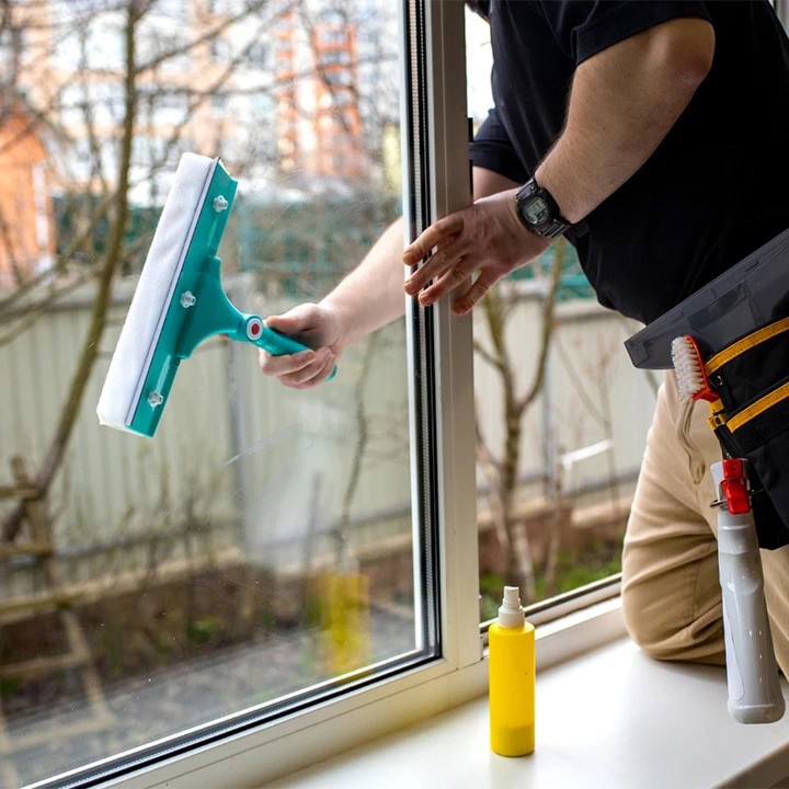 Nettoyage de vitres à Gray avec une raclette bleue efficace