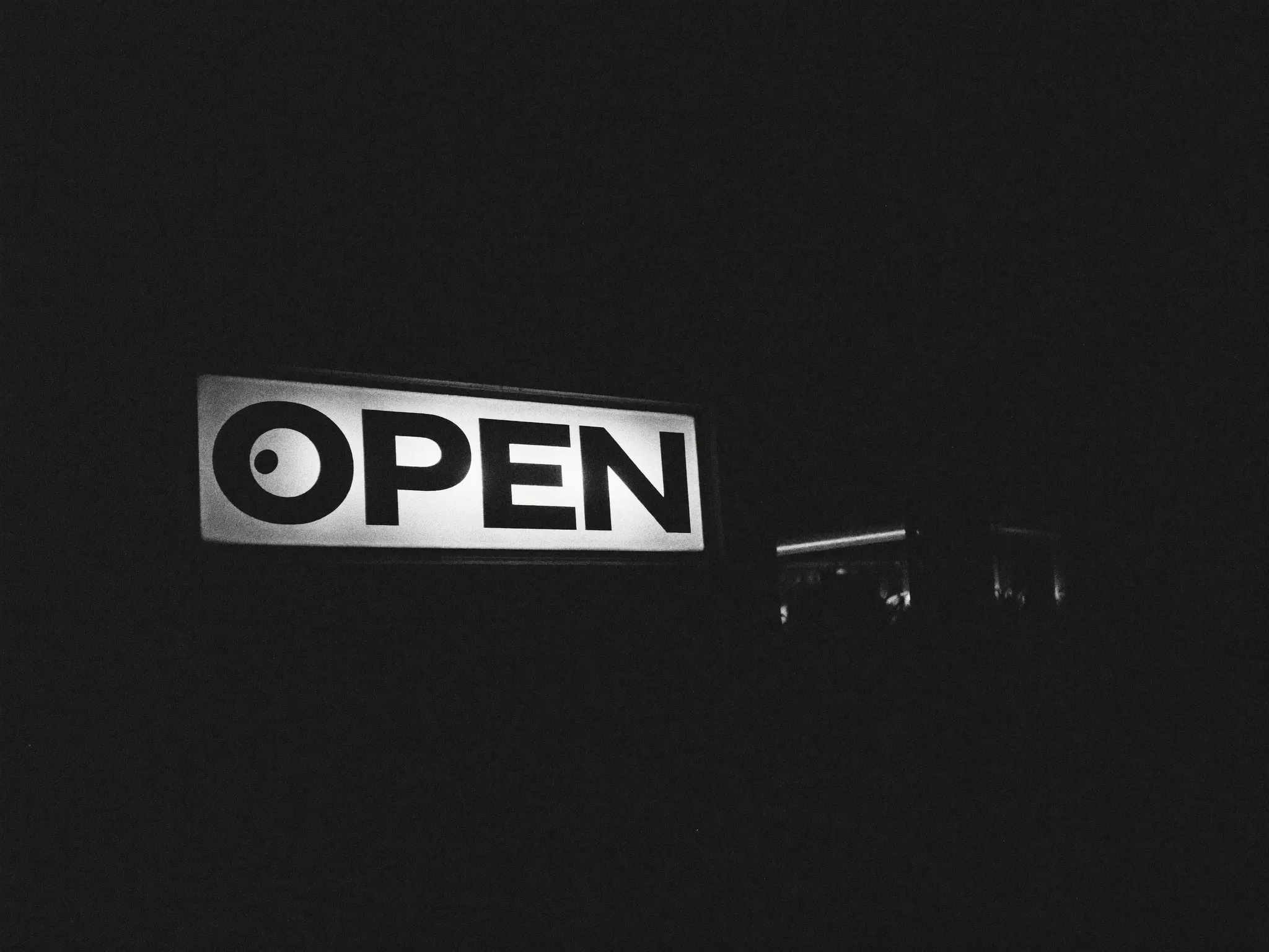 밤의 가게 창문에 켜진 OPEN 사인