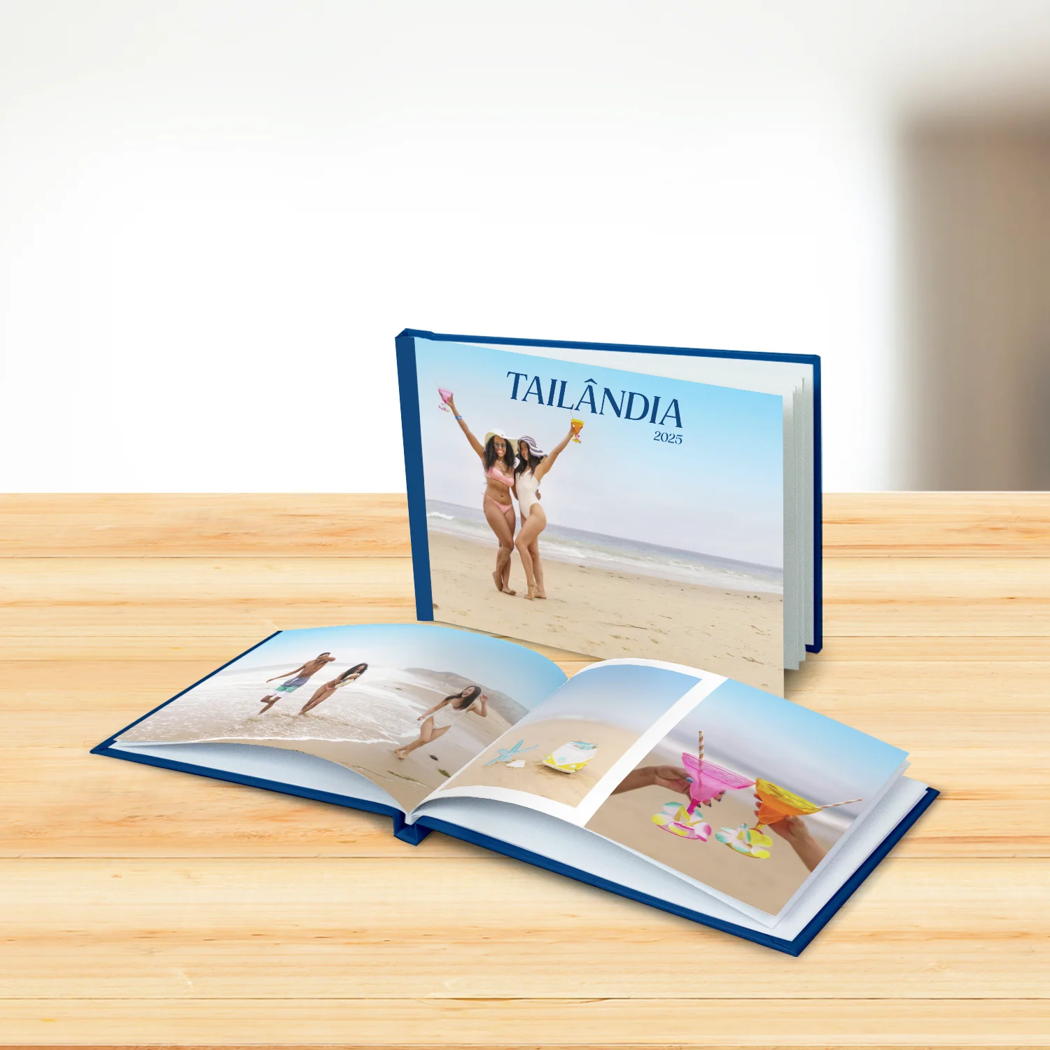 Pessoa segurando fotolivro com foto de mulher sorrindo ao ar livre, com a frase “Eu amo o Norte” escrita no canto da imagem