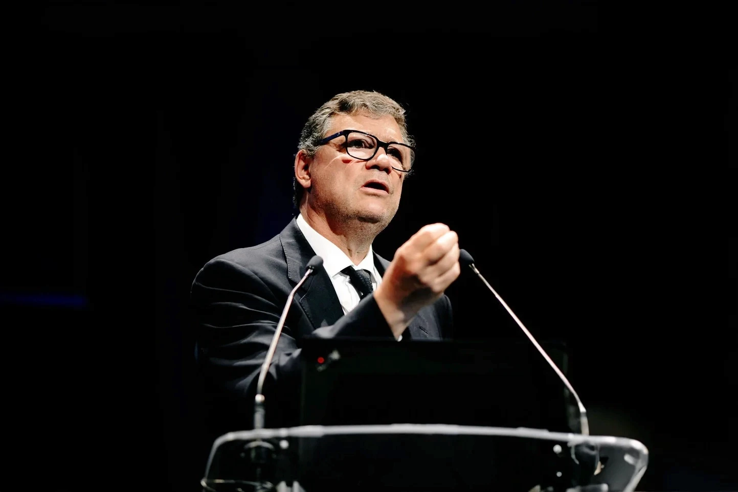Conférencier s'adresant au public