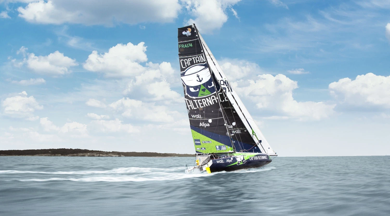 Voilier Class40 Captain Alternance en pleine navigation, illustrant notre expertise en "Stratégie d'influence" et sponsoring sportif pour promouvoir l'apprentissage et l'alternance auprès du grand public