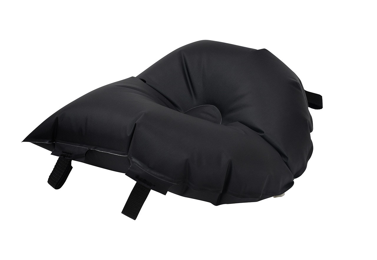 Czarne, dmuchane siedzisko do packrafta z paskami mocującymi.