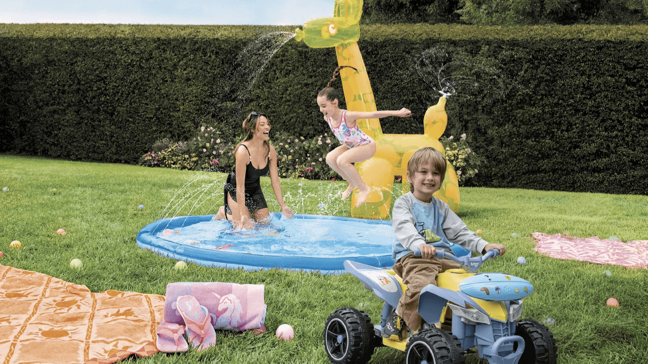 Imagen de una botella de vino que sirve su contenido en unca copa de cristal con un atarecer en el fondo