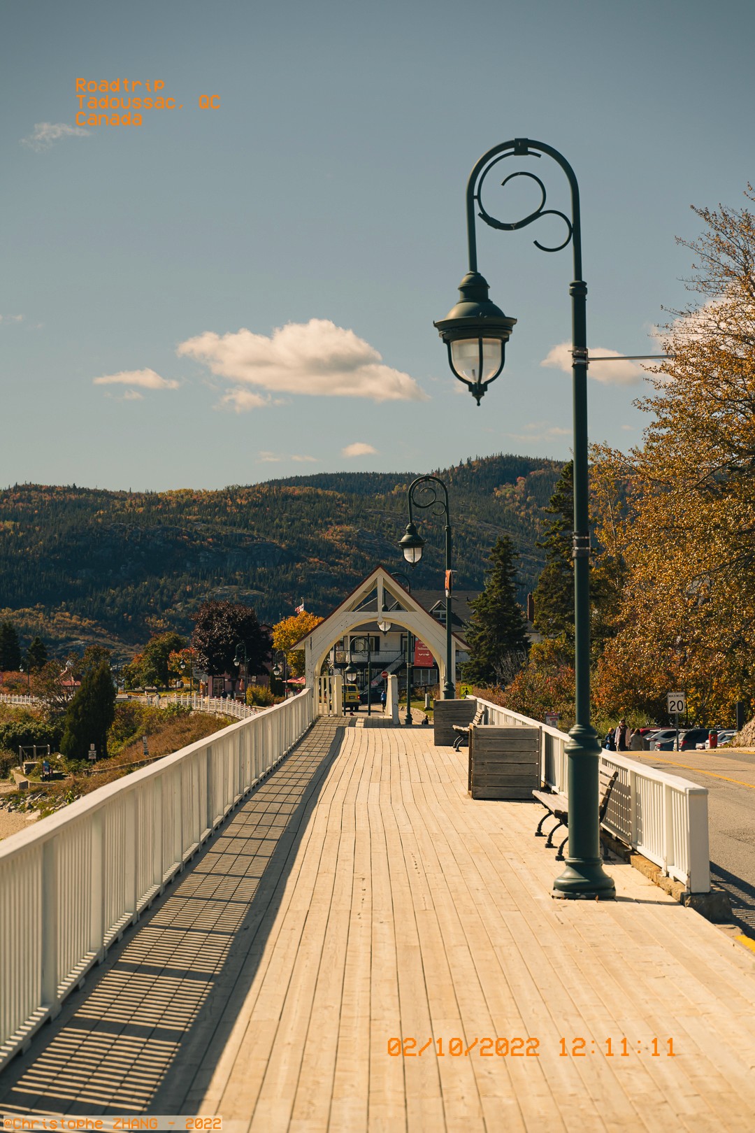 Passerelle en bois et lampadaires, Tadoussac