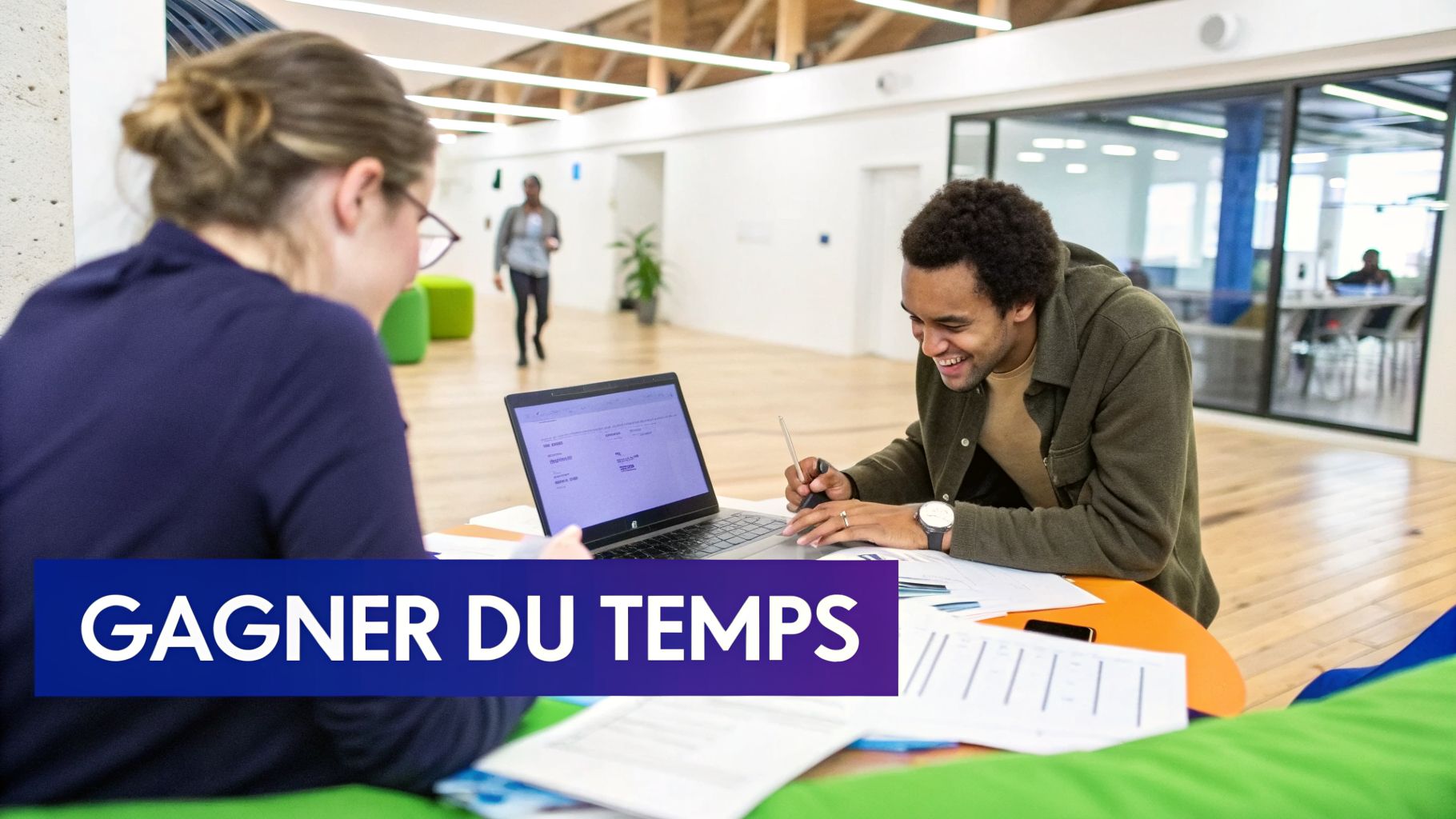 Deux collègues souriants travaillent ensemble sur un ordinateur portable dans un bureau moderne et lumineux, symbolisant l'efficacité.