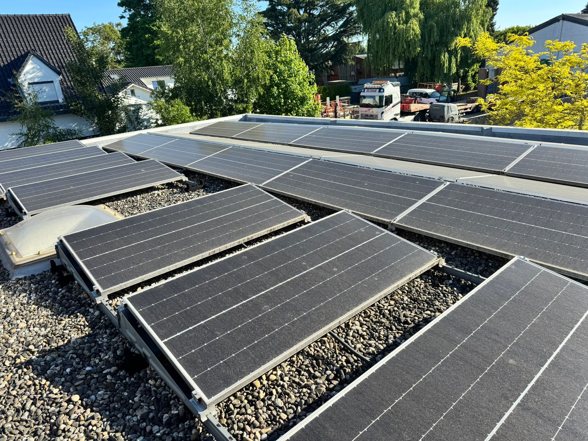 Vervuilde zonnepanelen op dak van woning vóór schoonmaak