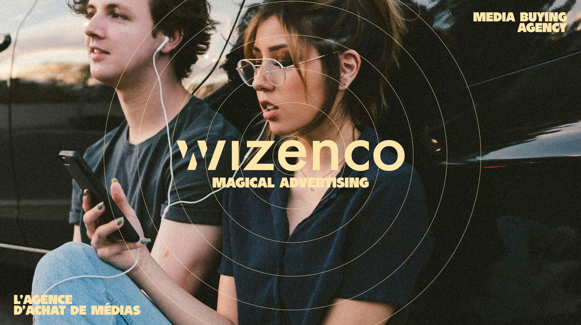 Wizenco, Magical Advertising. Sur une photo de jeunes avec des téléphones.