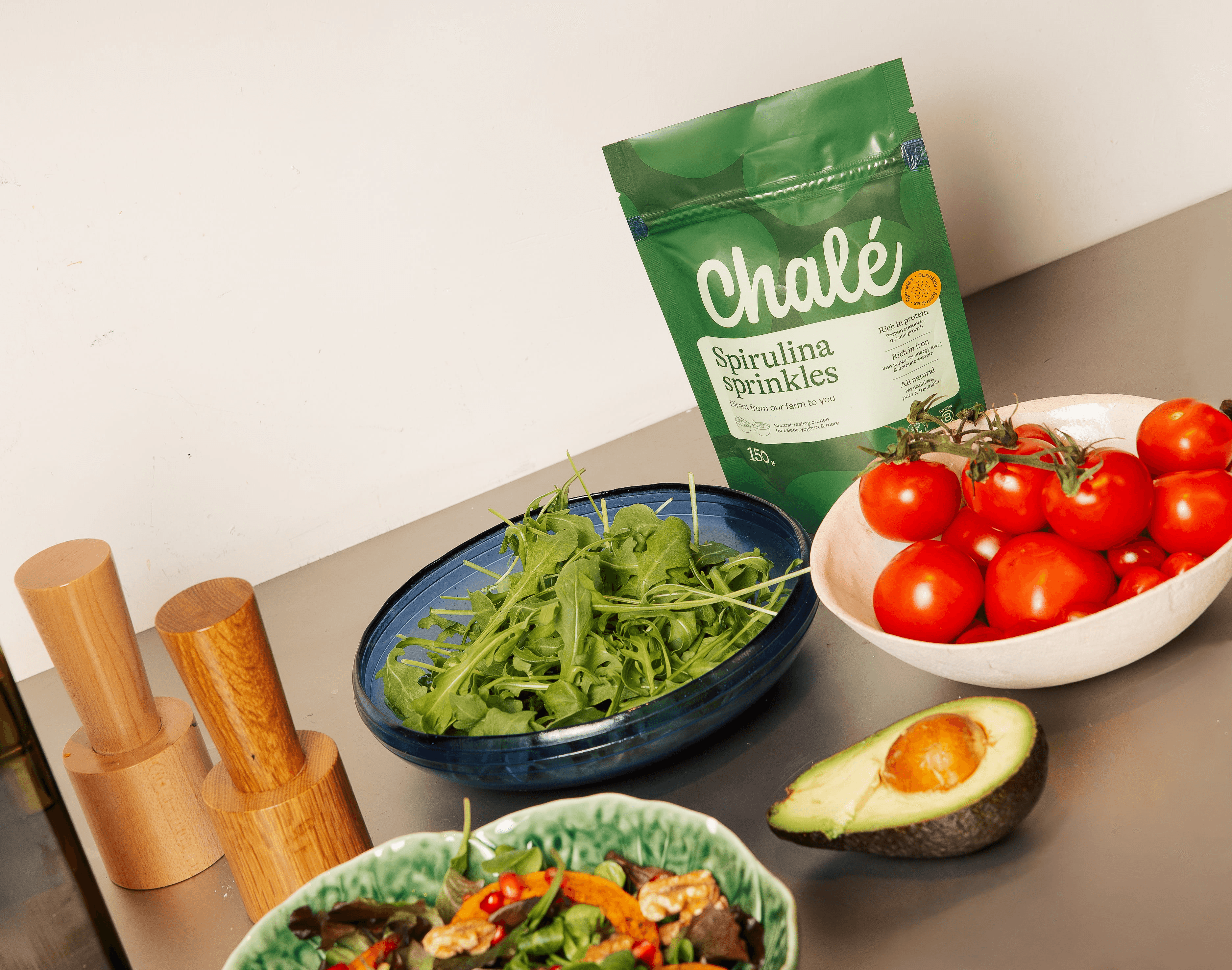 Spirulina sprinkles together with fruit and a fresh smoothie