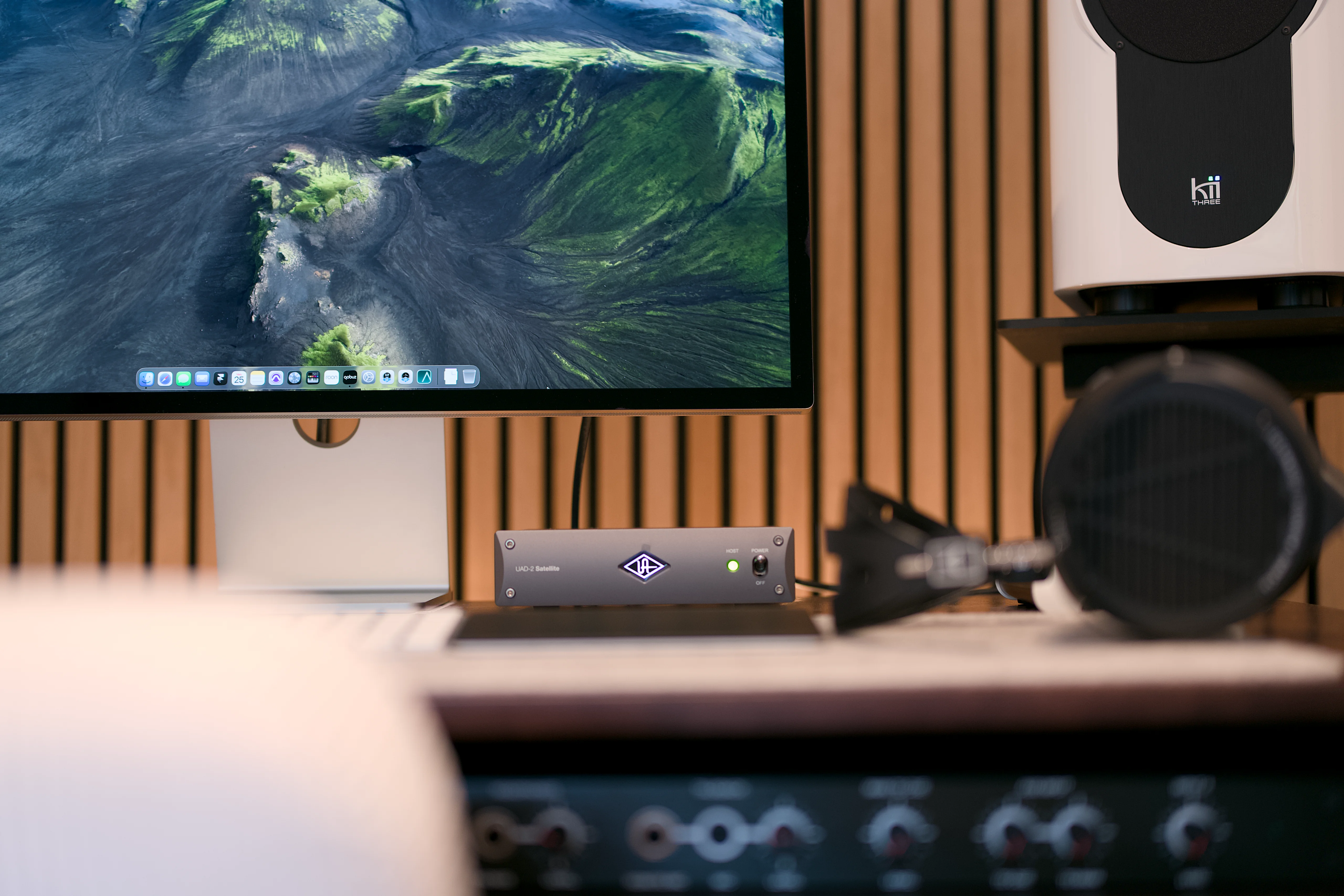 Poste d'écoute avec écran, interface audio et casque Audeze, une Kii Three blanche en arrière-plan