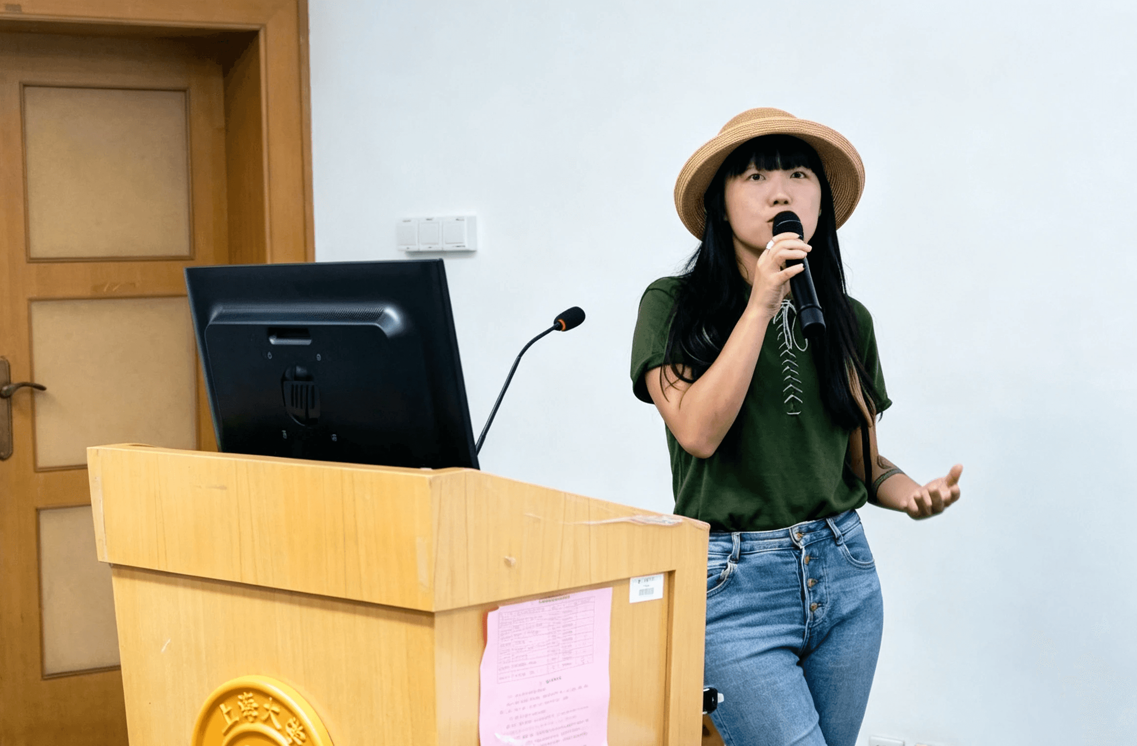 在上海大学讲课