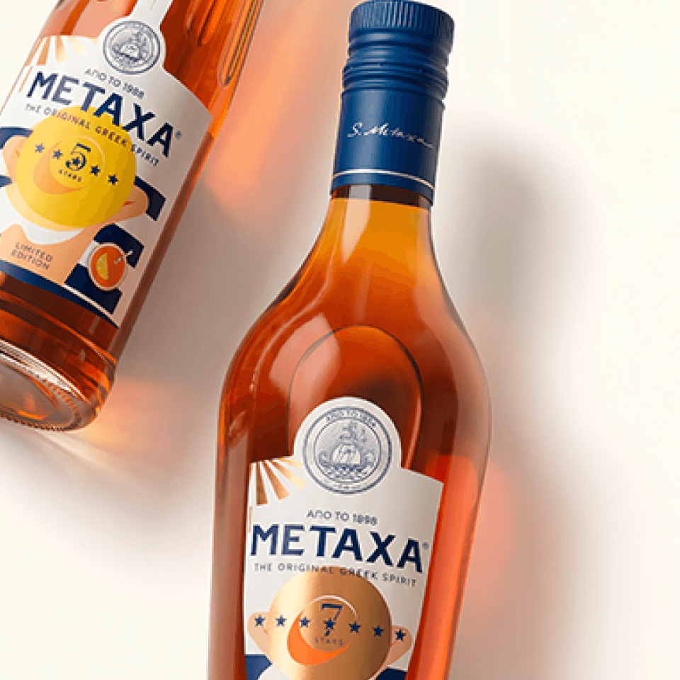 Metaxa Detail – Brandyflasche mit illustriertem Etikett
