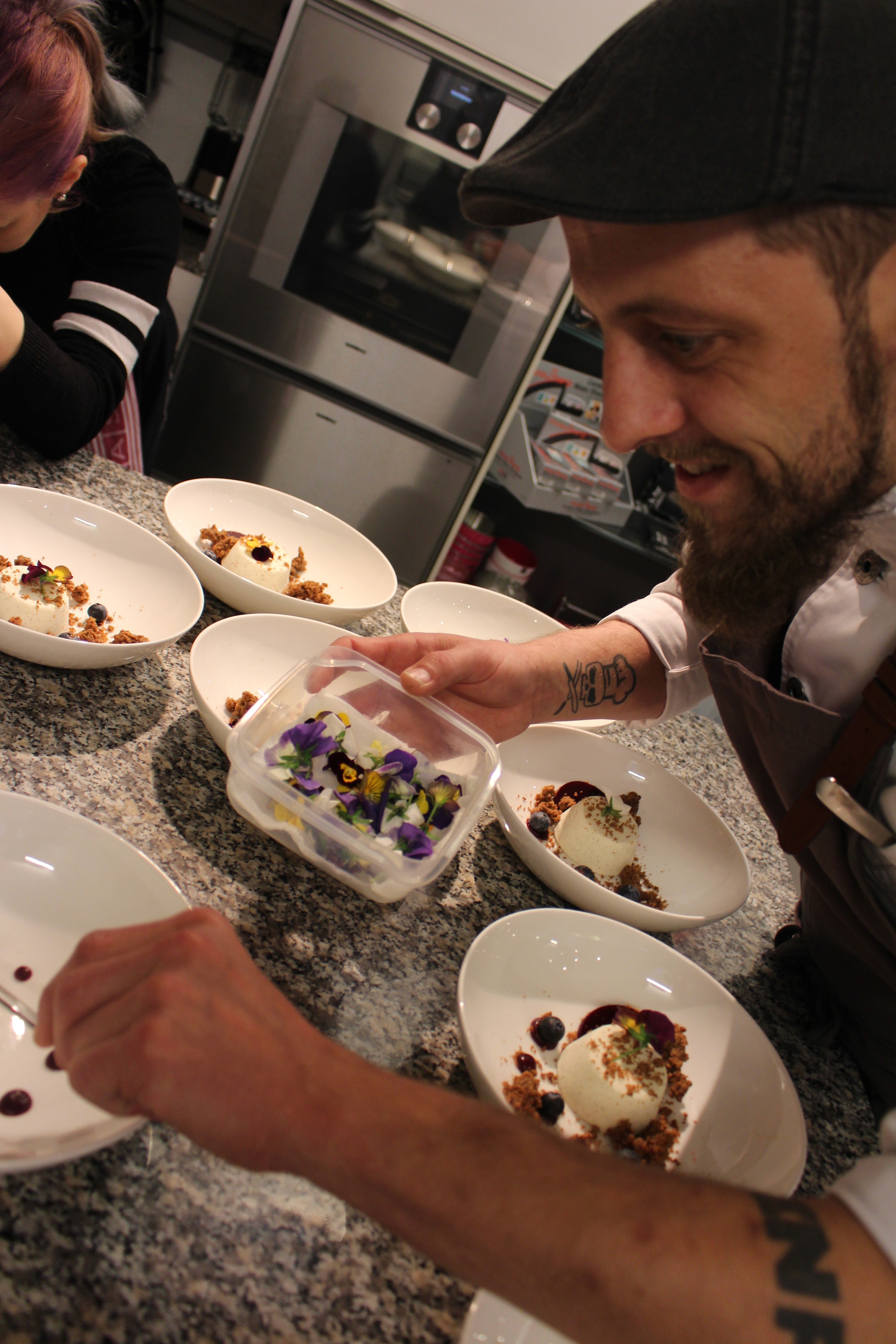 Gregor Ruelens beim Anrichten mehrerer Teller