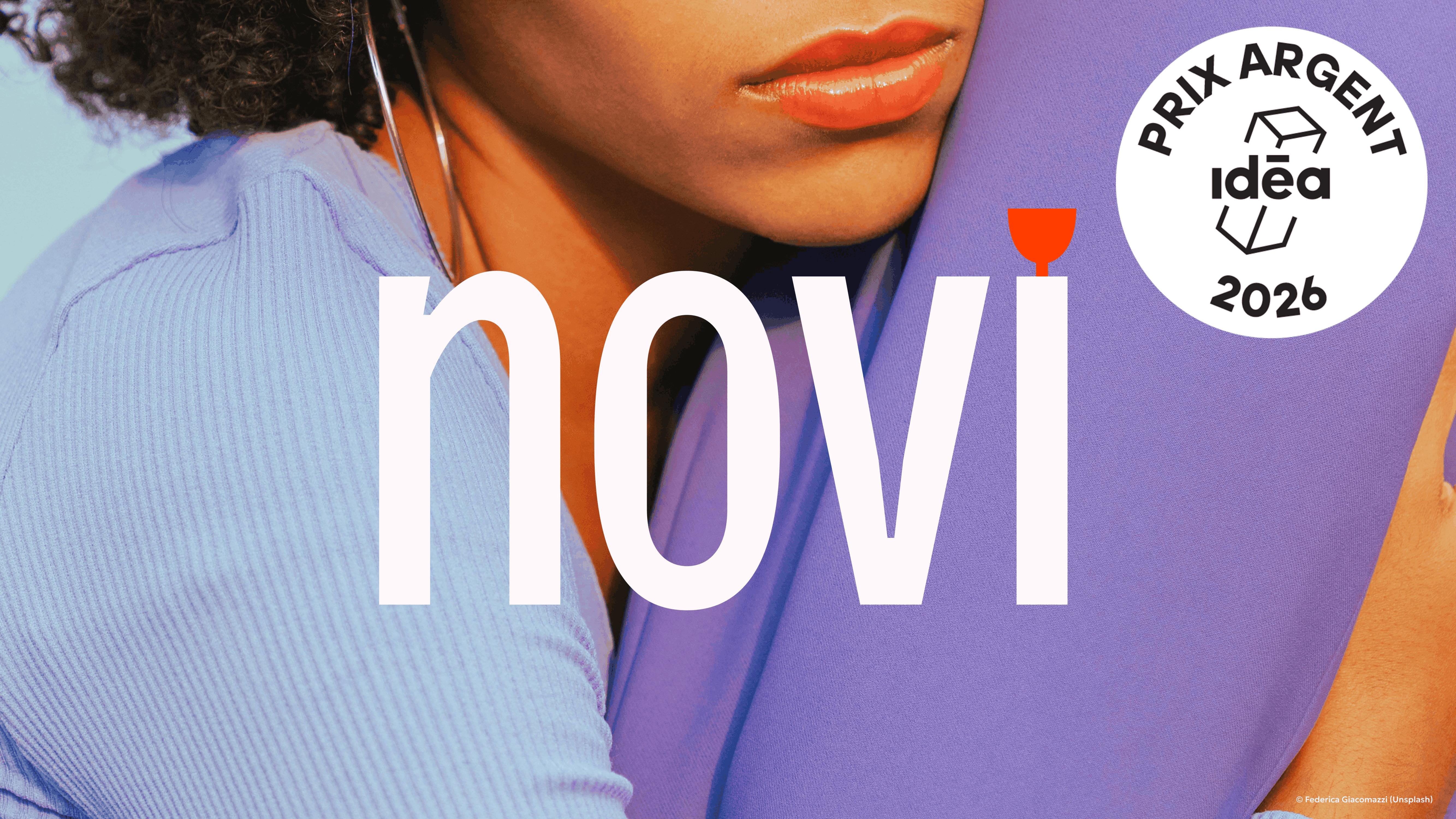 Plusieurs écrans d'une application de suivi menstruel inclusive