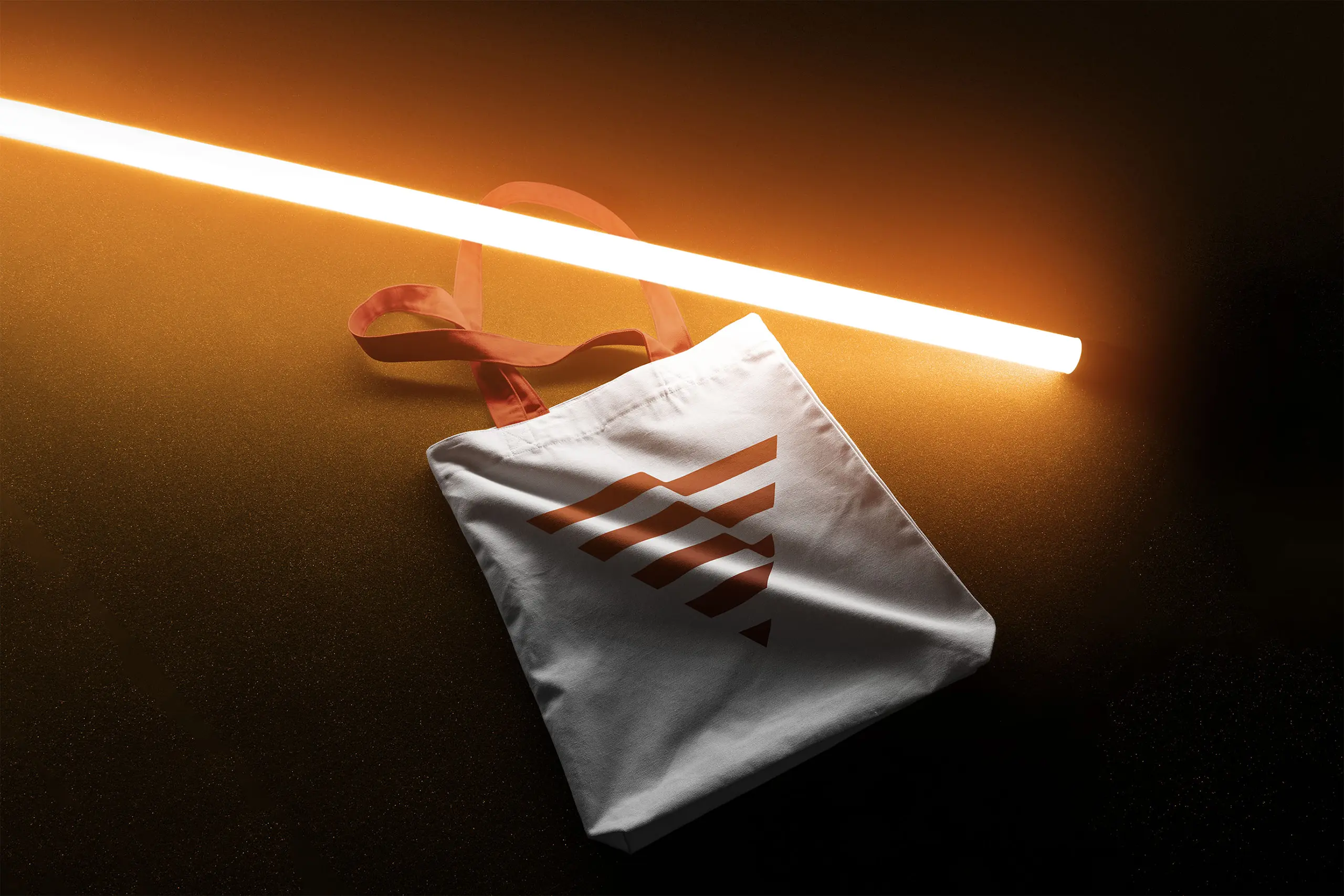 Zdjęcie torby materiałowej z pomarańczowym neonem