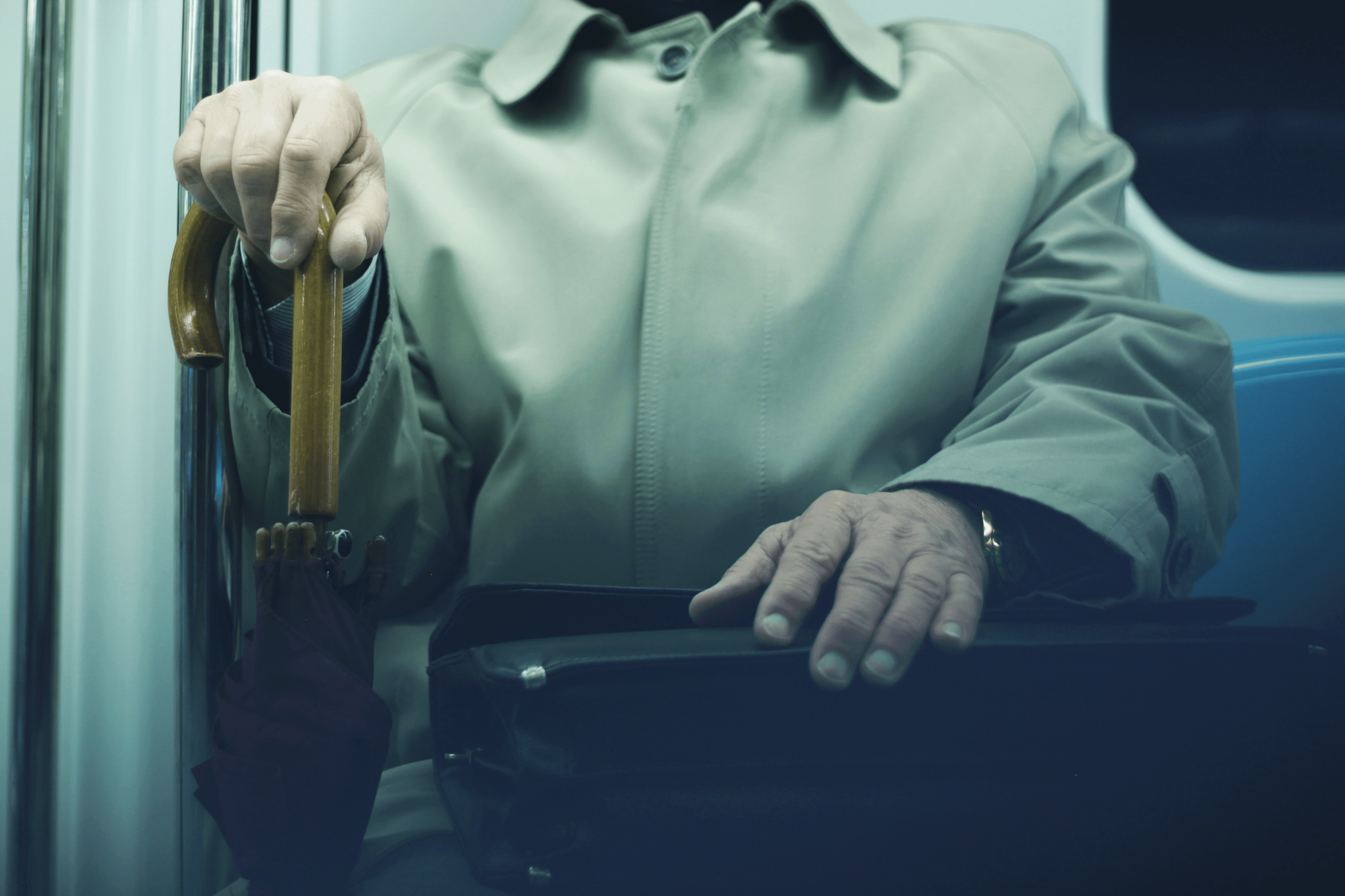 Person with light blue shirt looks to his right side