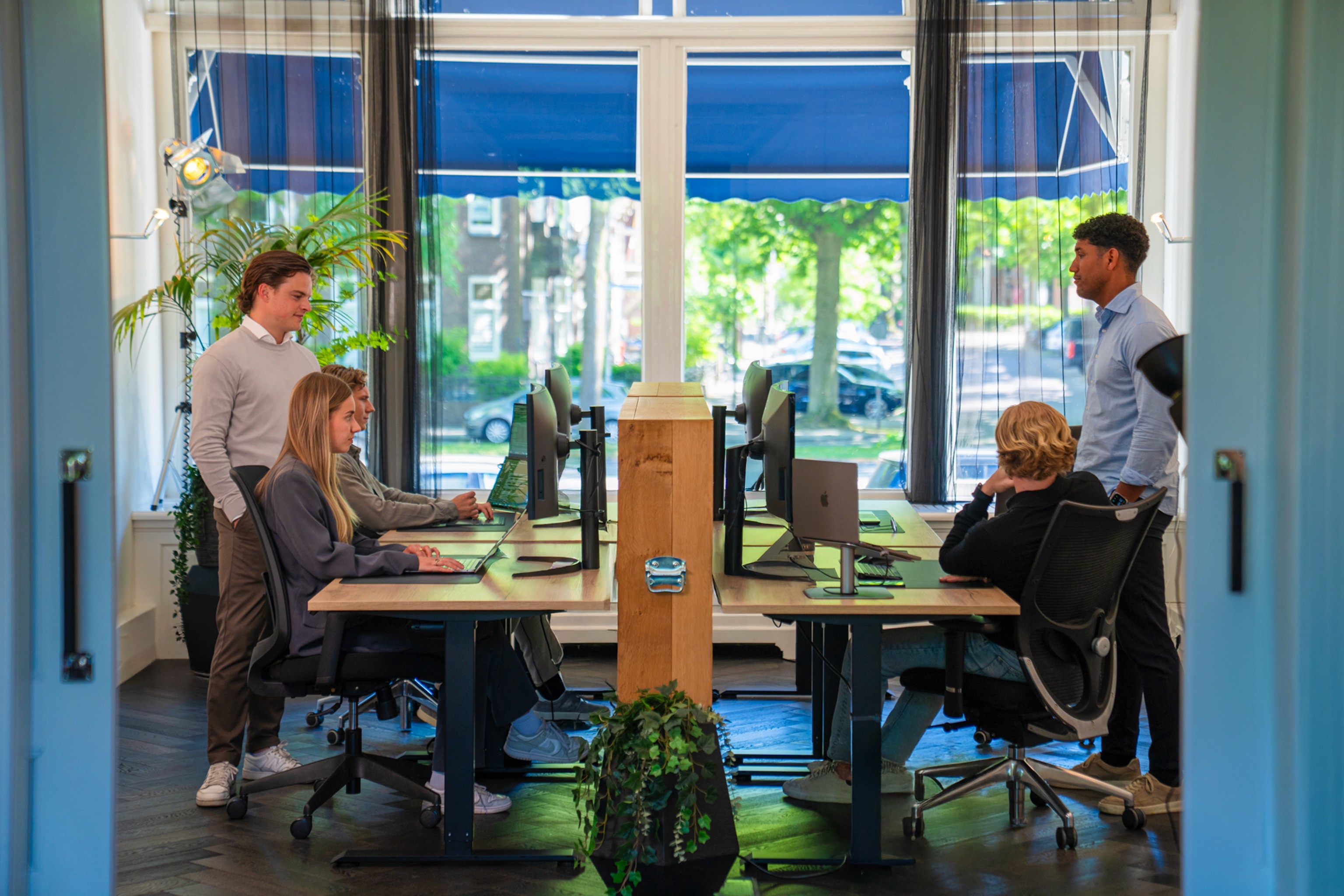 MSTR-team aan het werk in kantoor in Nijmegen — hecht AI-team met meer dan 10 jaar sectorervaring