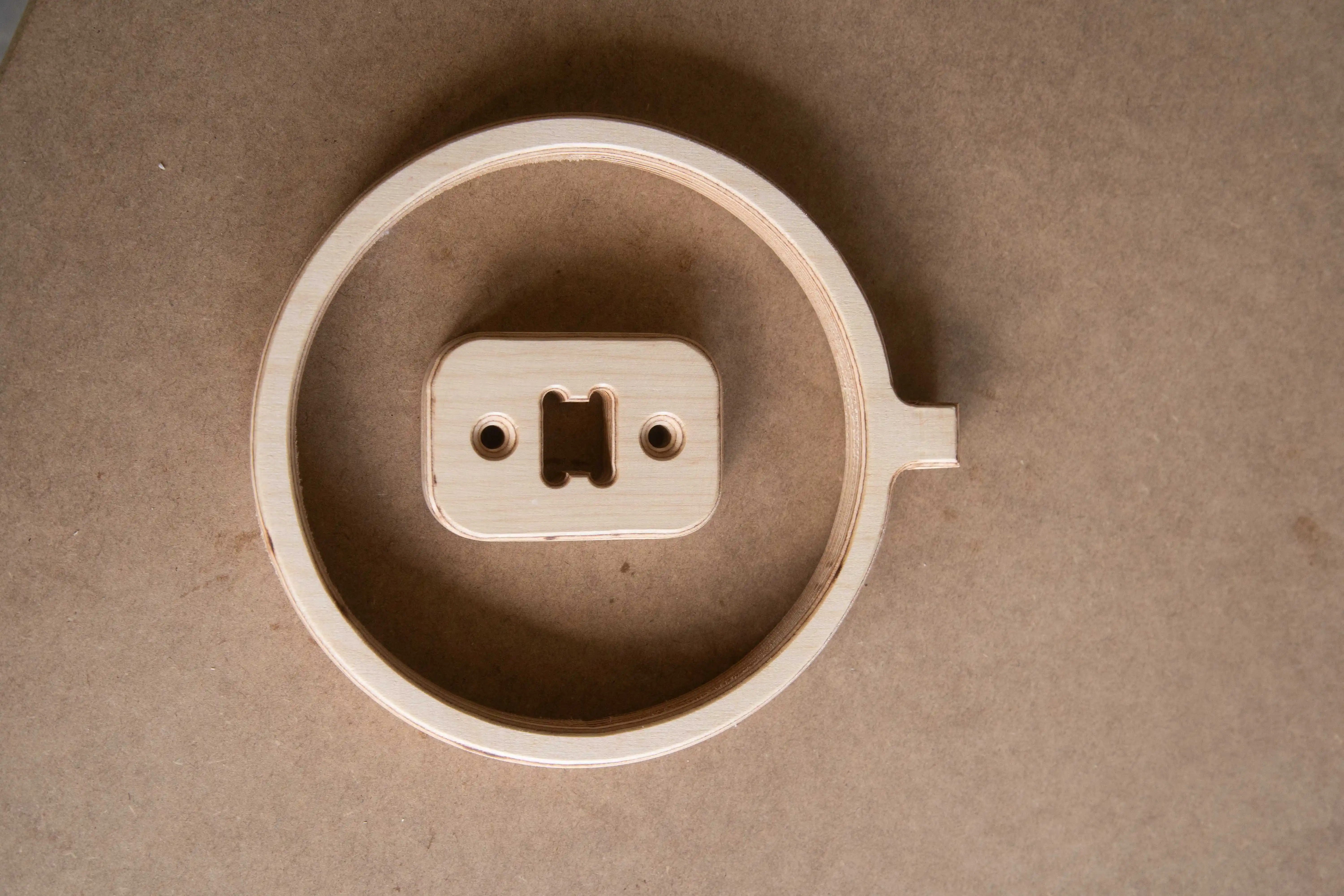 Detailaufnahme des handgefertigten Pflanzenwand-Halters aus Multiplex, zeigt Holzstruktur und Verbindungselemente