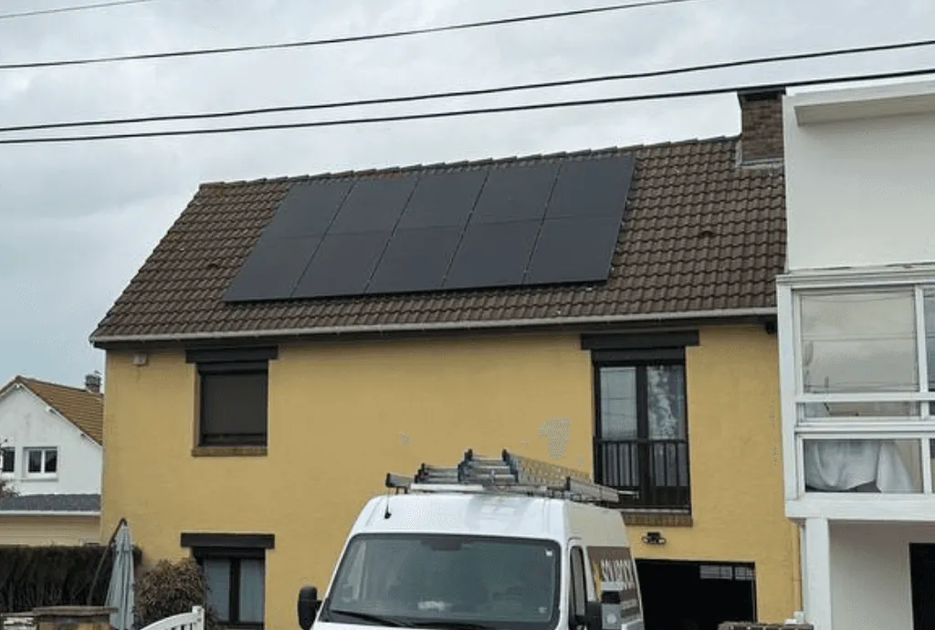 Photo d'une maison au Havre en France équipée de panneaux photovoltaïques dont l'installation a été faite par Solarock.