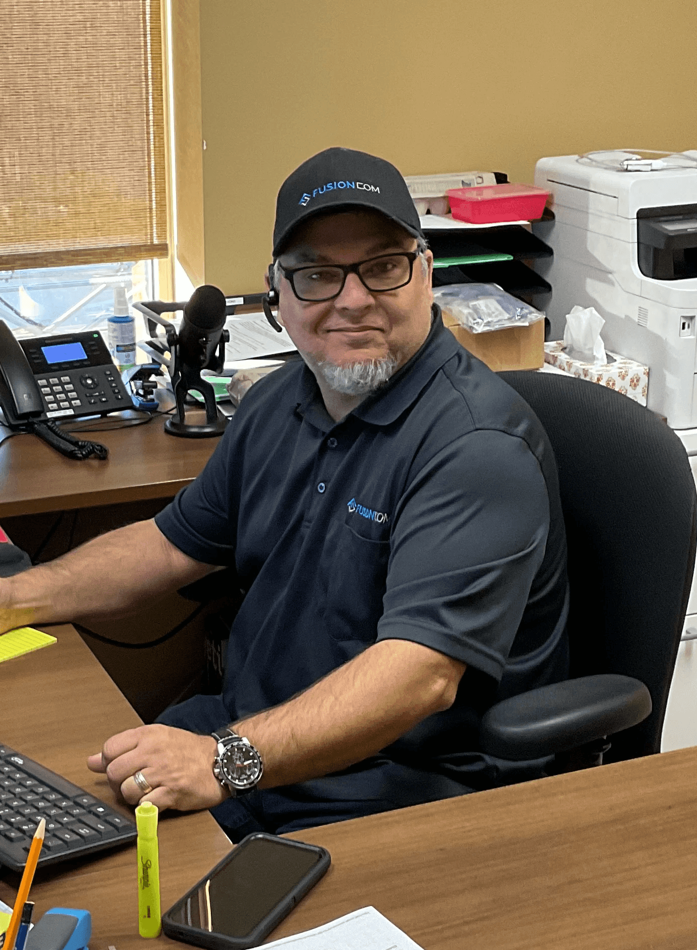 Portrait de Martin St-Pierre, gestionnaire de comptes, travaillant à son bureau.