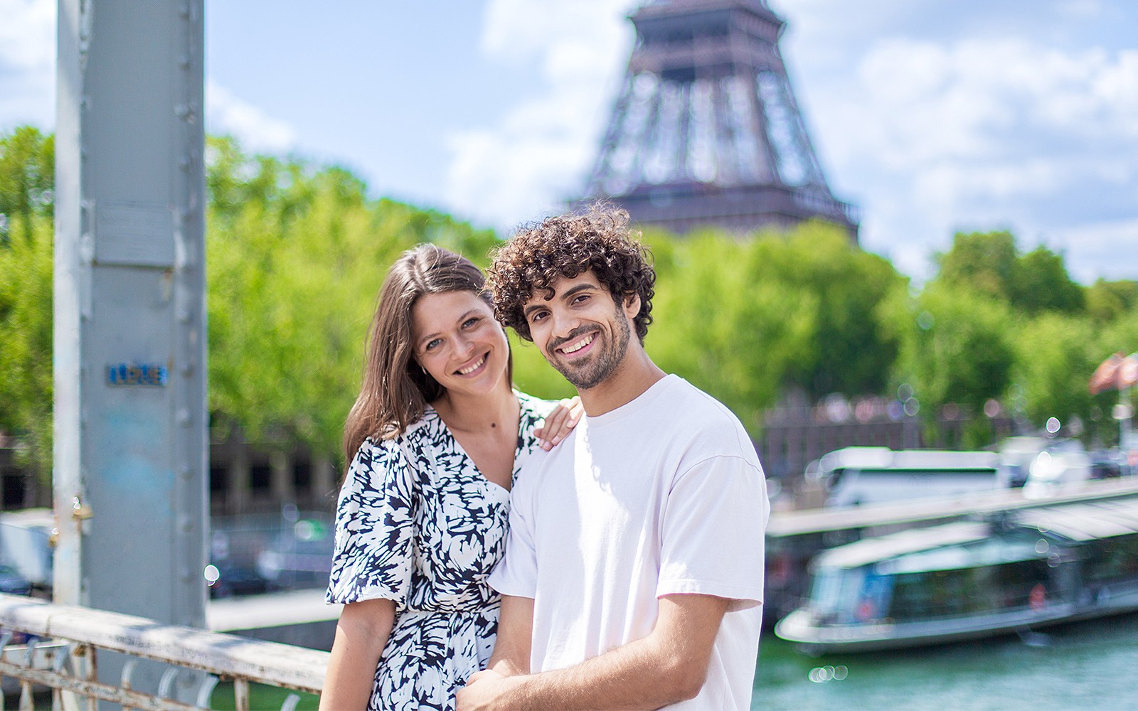 Cặp đôi tạo dáng gần tháp Eiffel trong buổi chụp ảnh riêng ở Paris.