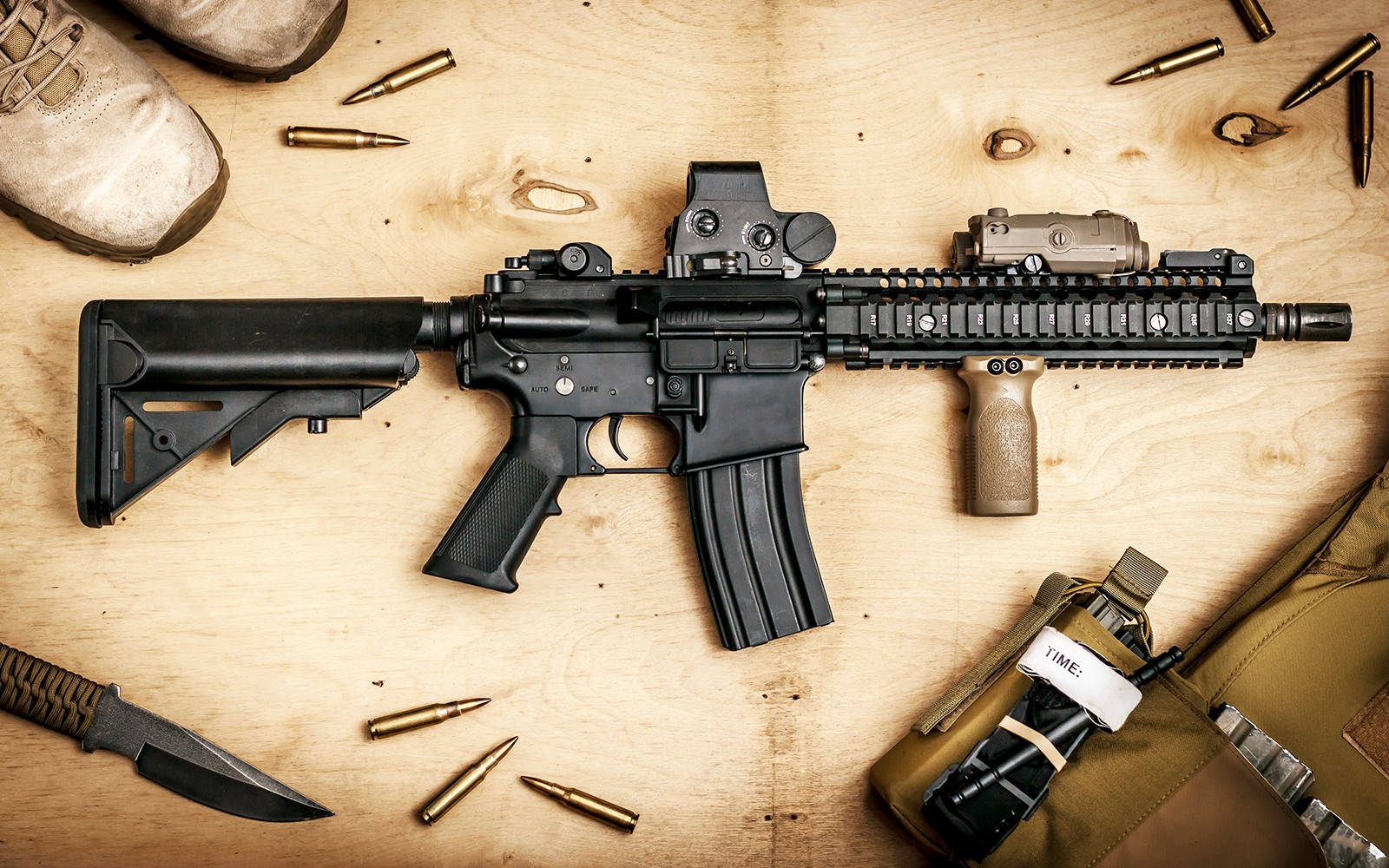 Geweer en uitrusting op extreme schietbaan met hoteltransfer.