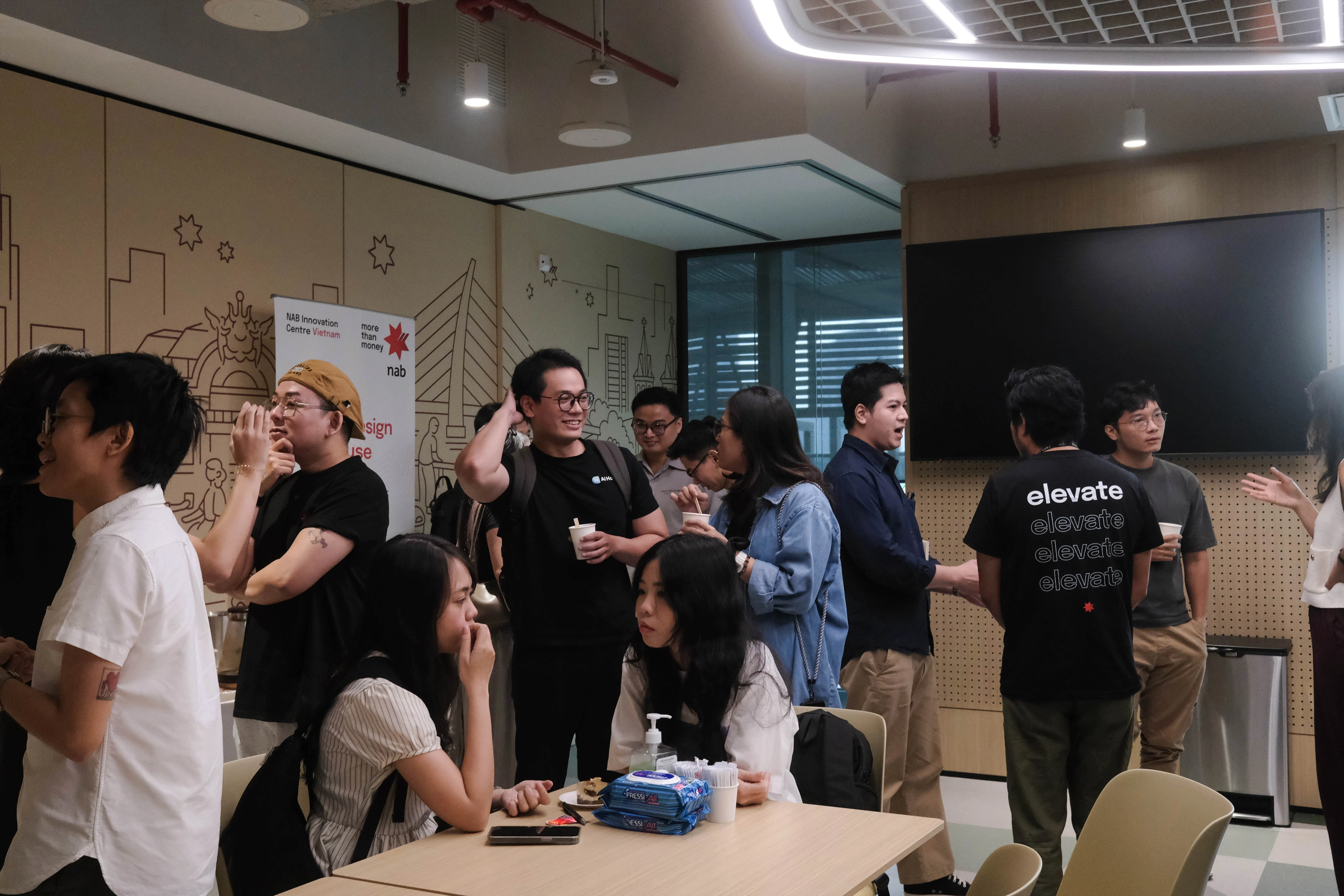 Nguyễn Tấn Toàn tham gia một buổi Product Design Open House, trò chuyện và kết nối với cộng đồng designer trong không gian sự kiện.