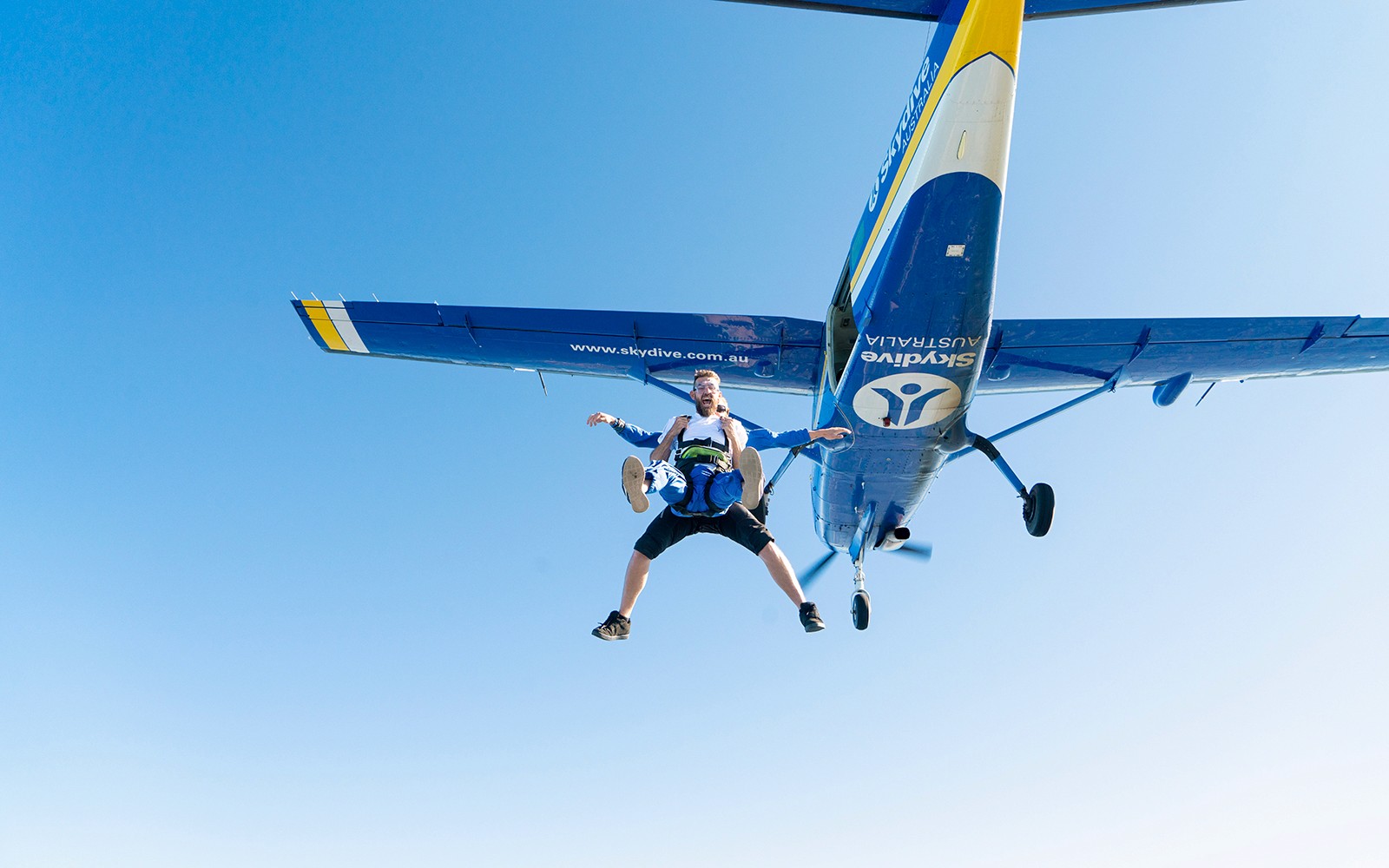 Paracadutisti in caduta libera in tandem da un aereo sopra Wollongong, Sydney.