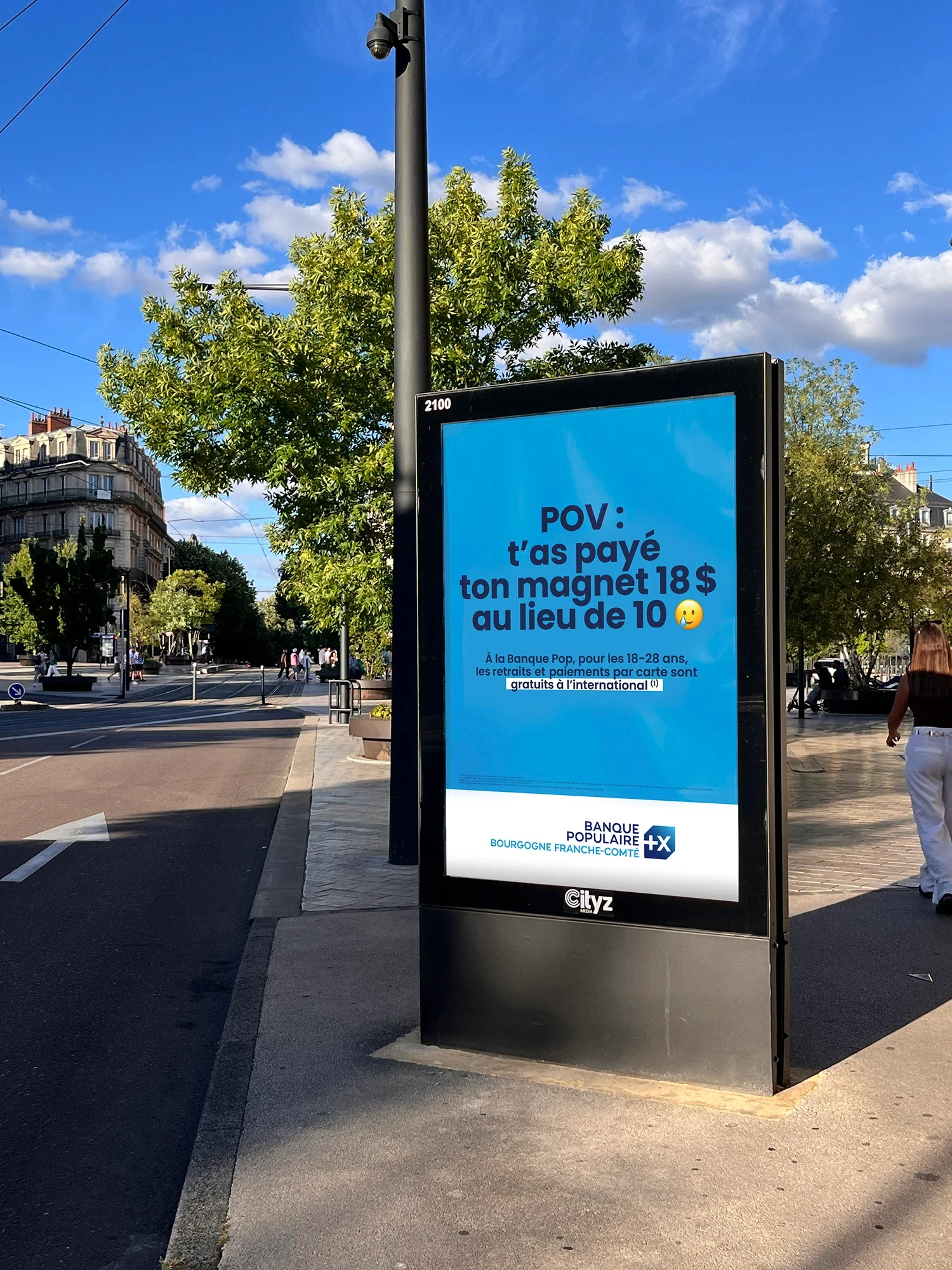 Affiche de la campagne POV sur un mobilier urbain