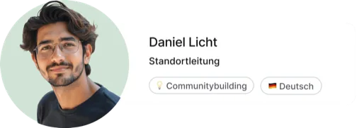 Mitarbeiter, der Raumbuchungssoftware nutzt