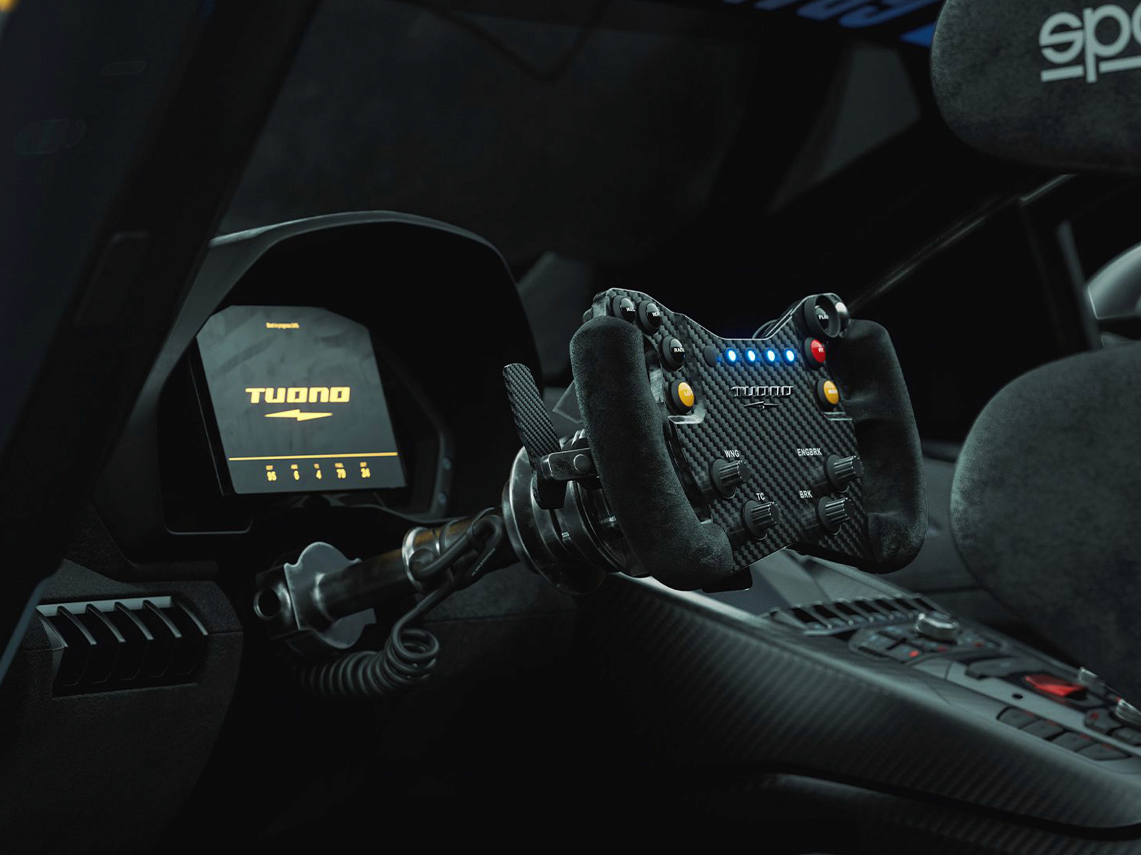 Vista di interni dell’auto da corsa Lamborghini Aventador con volante da competizione in carbonio e alcantara.