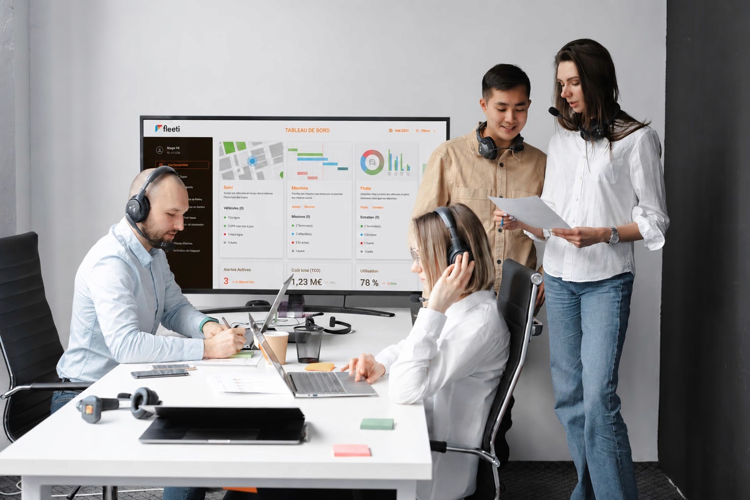 Équipe support devant le tableau de bord d’une plateforme télématique