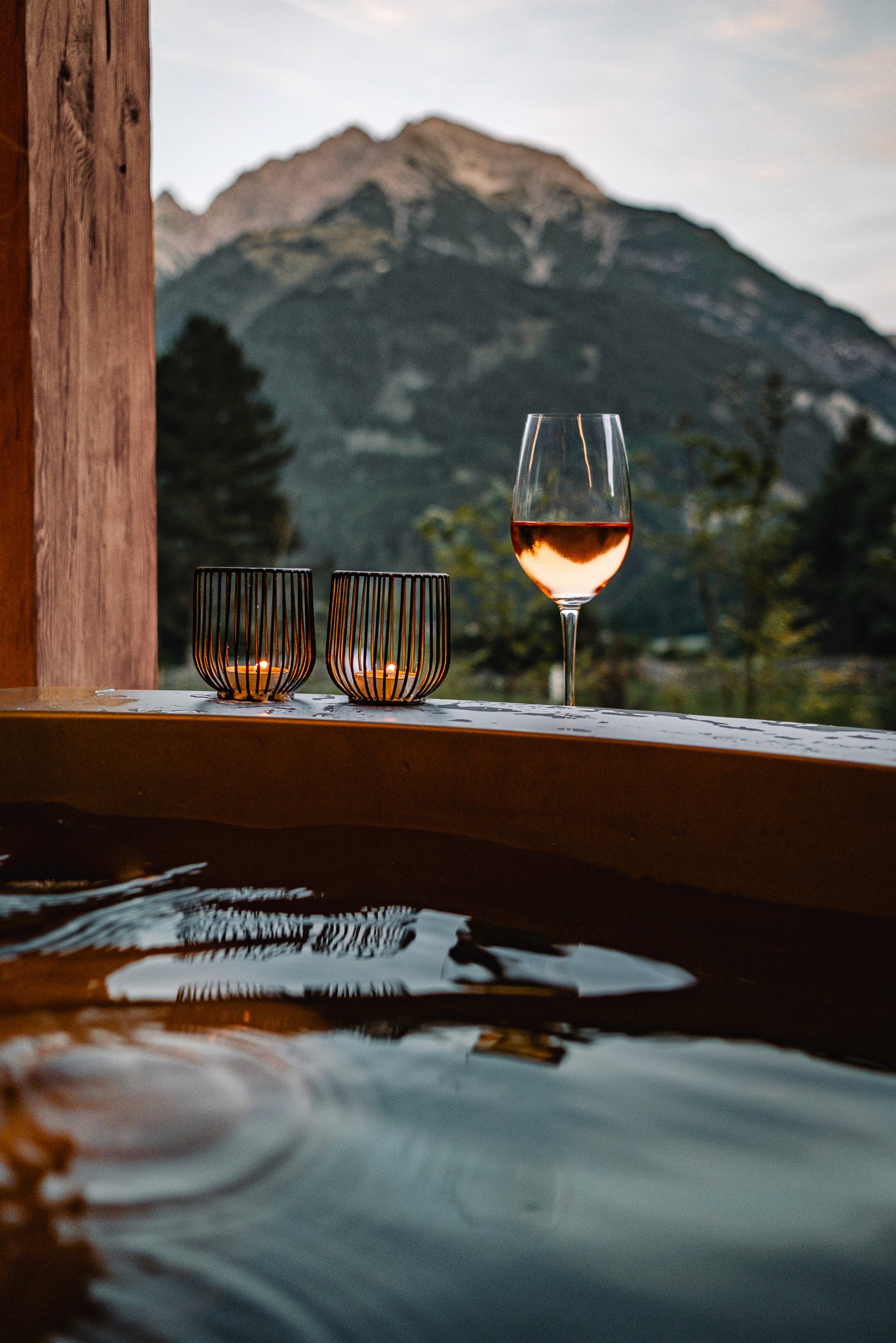 Glas Sekt mit Alpenpanorama – Romantischer Abend in einem Luxus-Chalet in Österreich