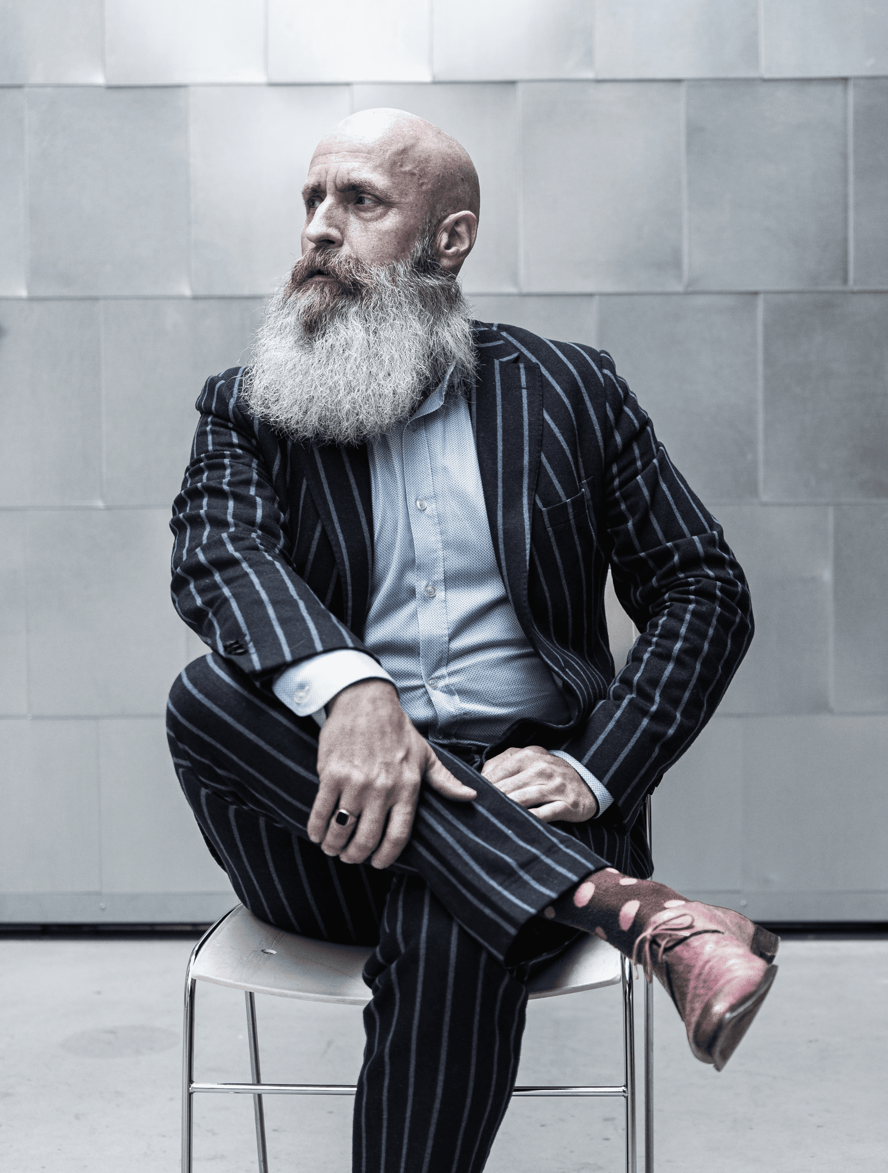 Bas Stronks, oprichter van wdb?, benen gekruist en kijkt opzij.