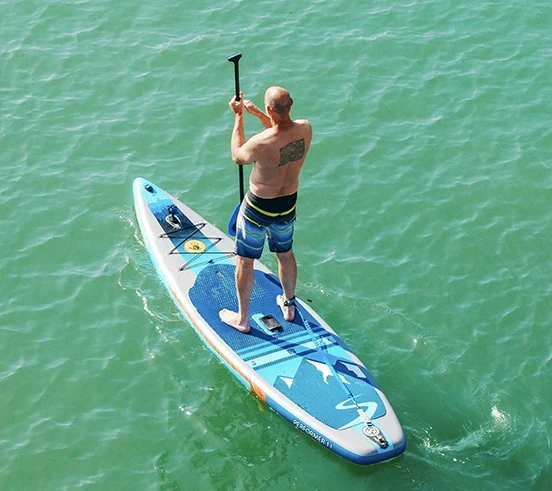 Homme sur paddle en mer